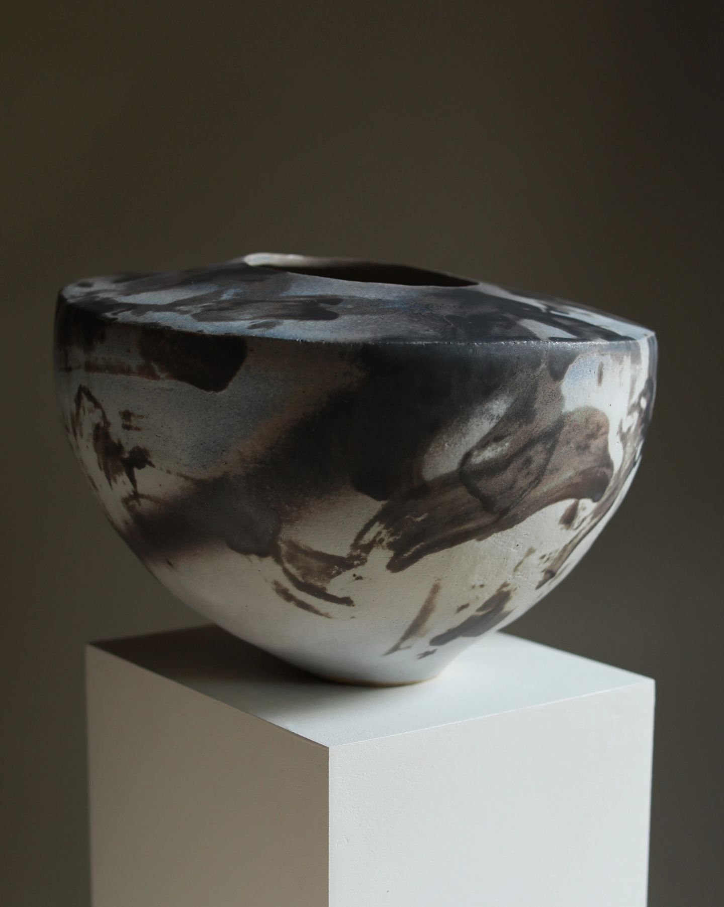 'Untitled Mess' - well, aren't we all a bit?
Stoneware and layered glazes that feel like I wanted to do some graffiti. Also, remember I was unsure about it after the firing? Well, it really changed to: me loving it. Now, wondering how can I make this