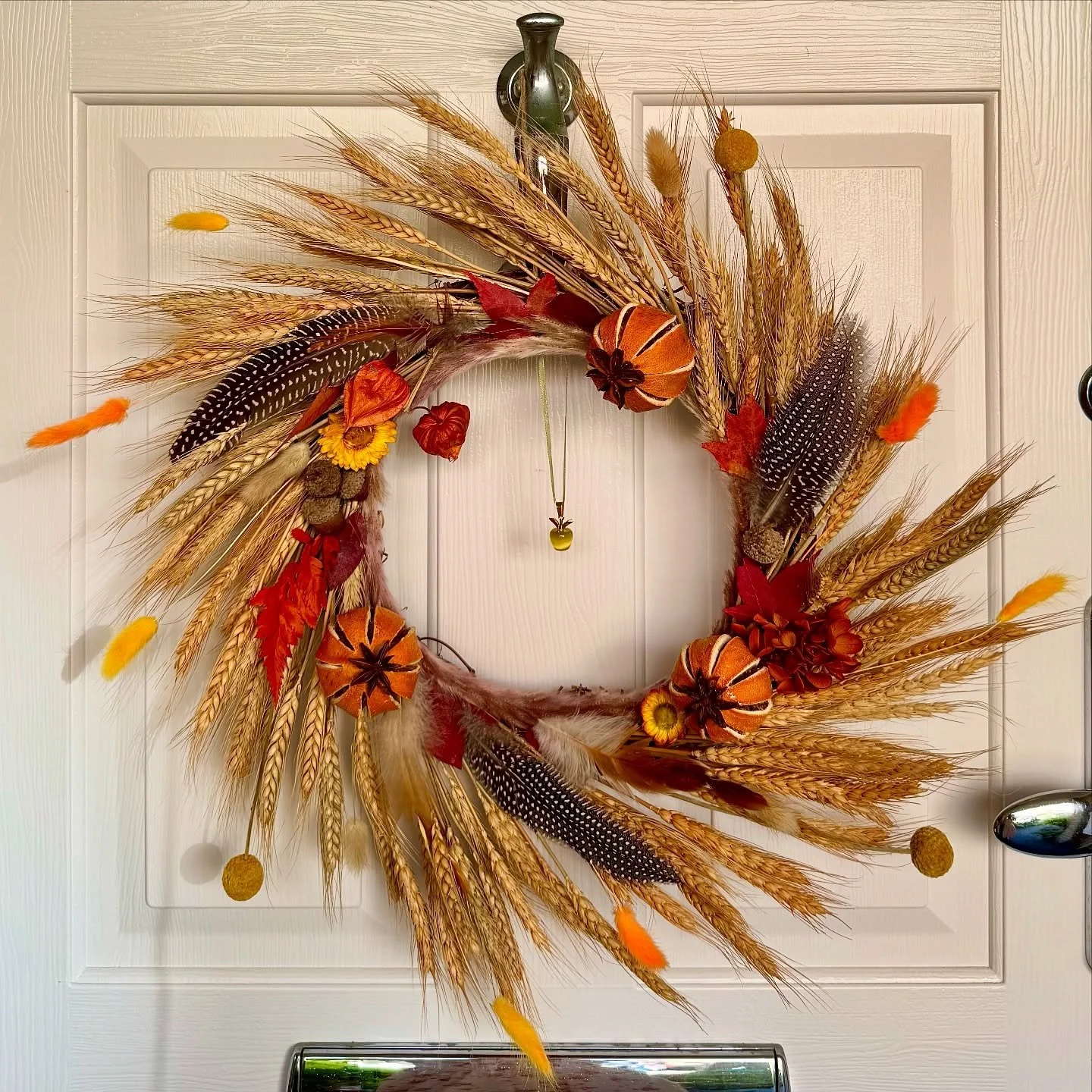 A warm embrace of autumn&rsquo;s colours. 🍂✨

We are so proud to reveal The Amber Hour &ndash; the very first wreath from the House of Hesperides.

This sustainable and seasonal heirloom gathers autumn&rsquo;s warmth and quiet splendour into a richl