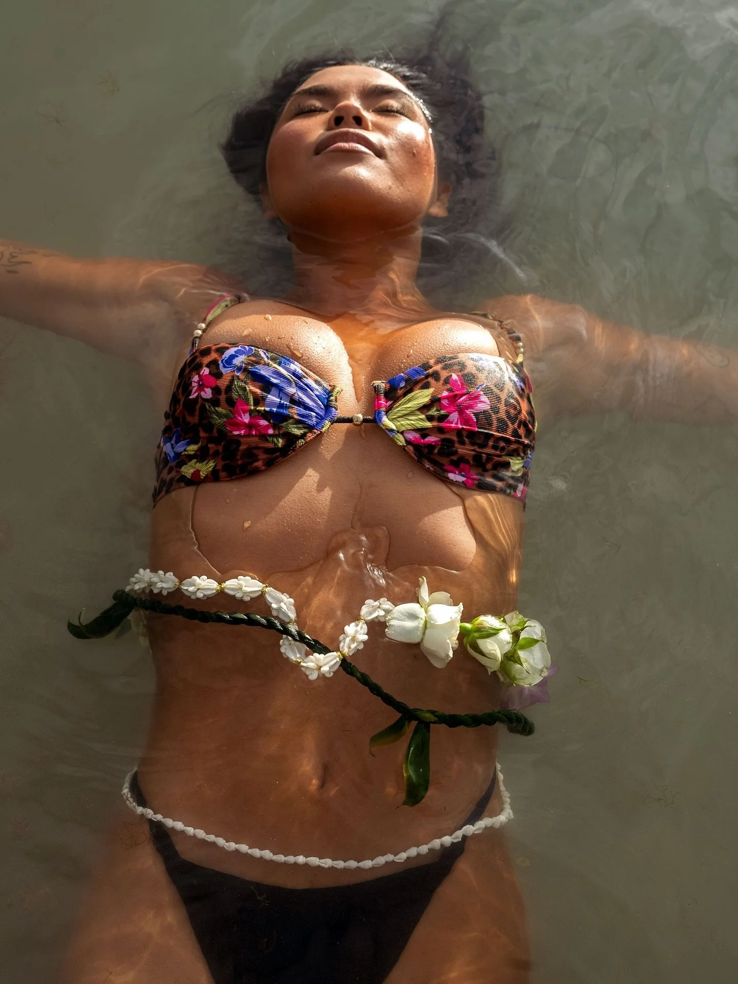 All you need is your girls &amp; some crown flower 🫰🏽

📷 @nikkicolesurfer 
With beauties @jillbaylon x @carolinesynnphoto 

Showcasing crown flower choker &amp; waist lei

#oahuphotographer #oahuphotography #hawaiistagram #lei