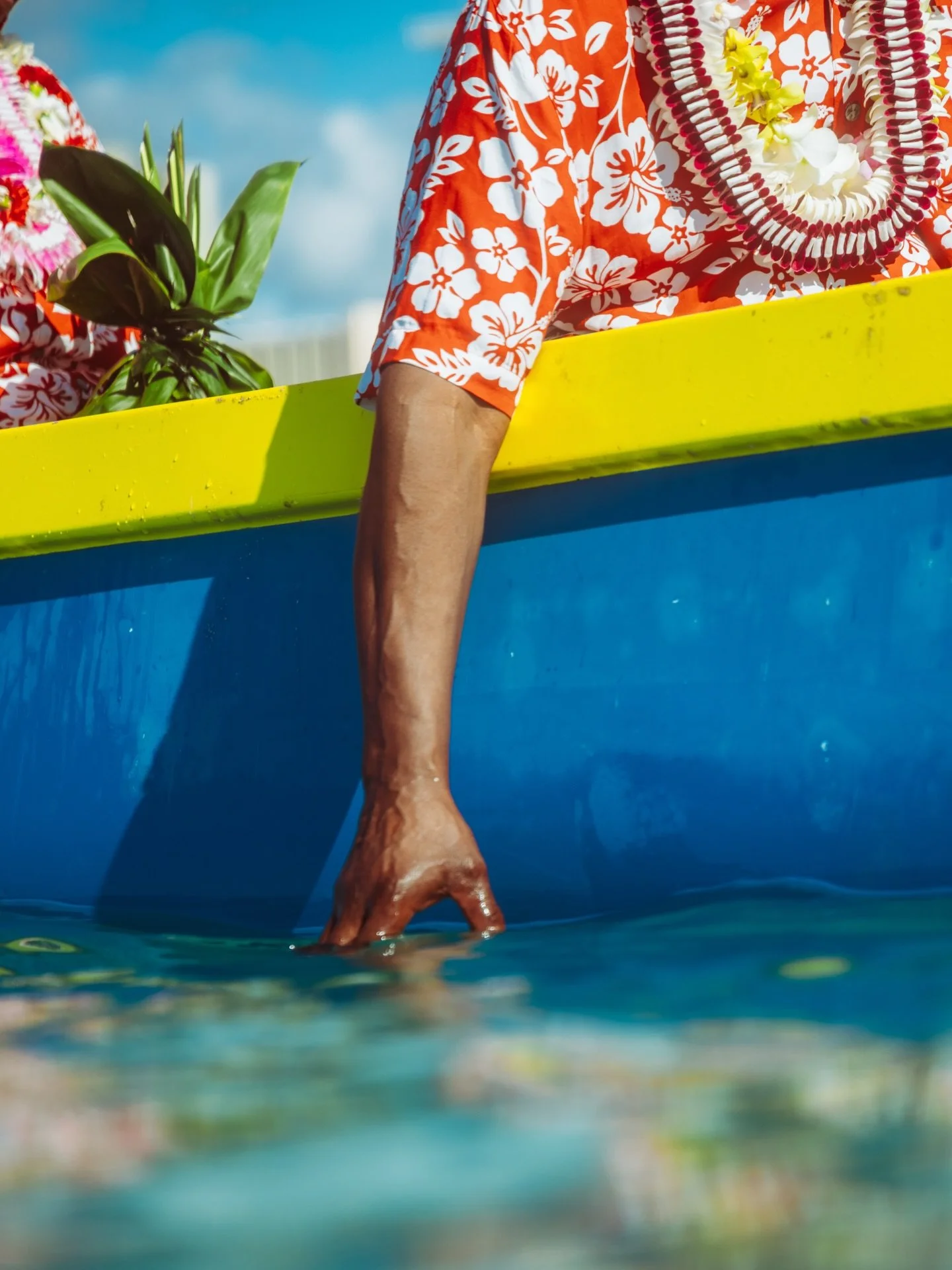 Honoring of a life

A farewell, a return home.
Wrapped in nature, and offered with Aloha.

As the ti leaf and flowers do, may the ocean embrace you, and may your spirit travel freely 🤍

A Hui Ho.

📷 @tommypierucki in honor of @oahusurffilms 

#puol