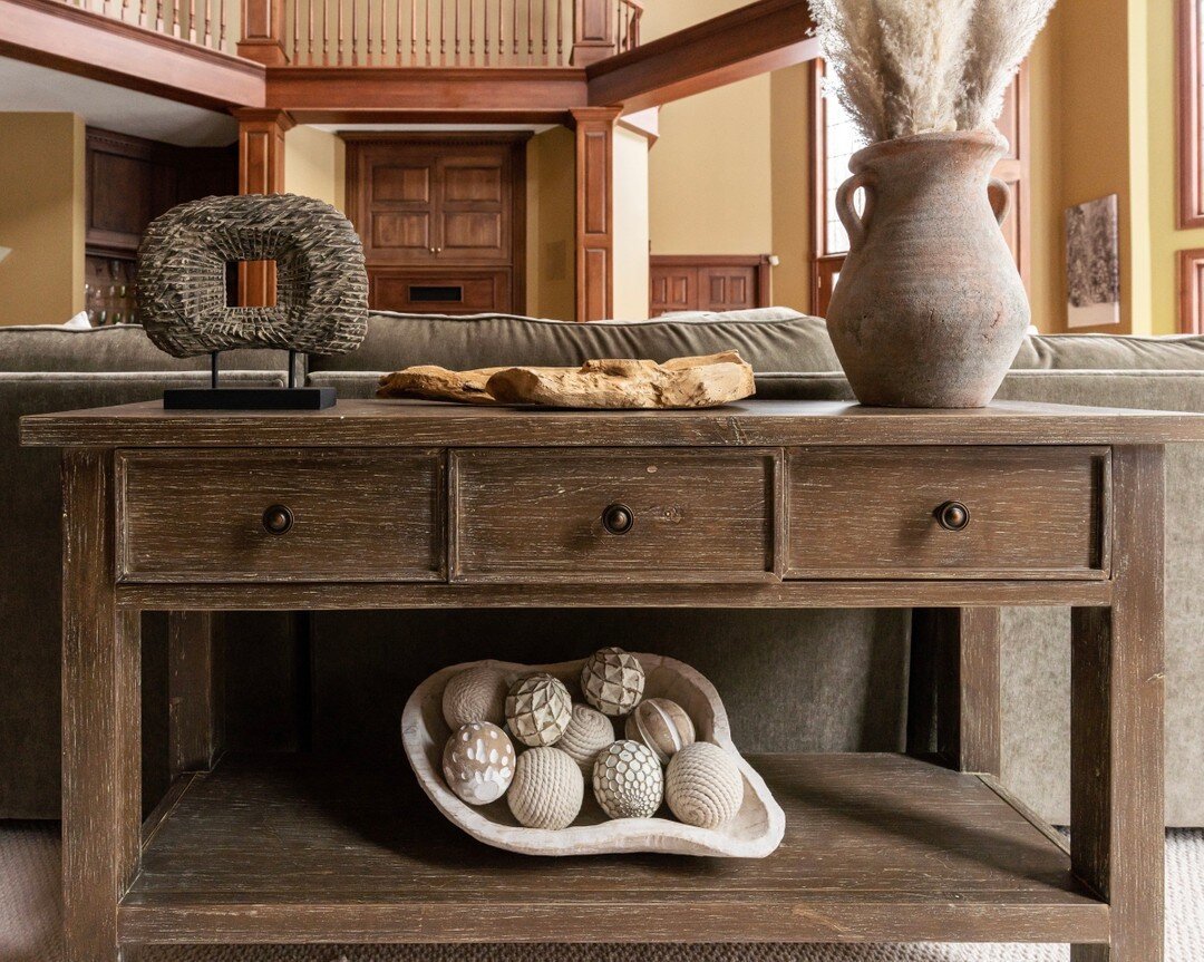 I&rsquo;m big on using vintage pottery whenever I can, but sometimes the new (that looks like old) is pretty much spot on.  Case in point: this lovely terracotta amphora vase from @arhaus was the perfect piece to complete this console.​​​​​​​​
​​​​​​