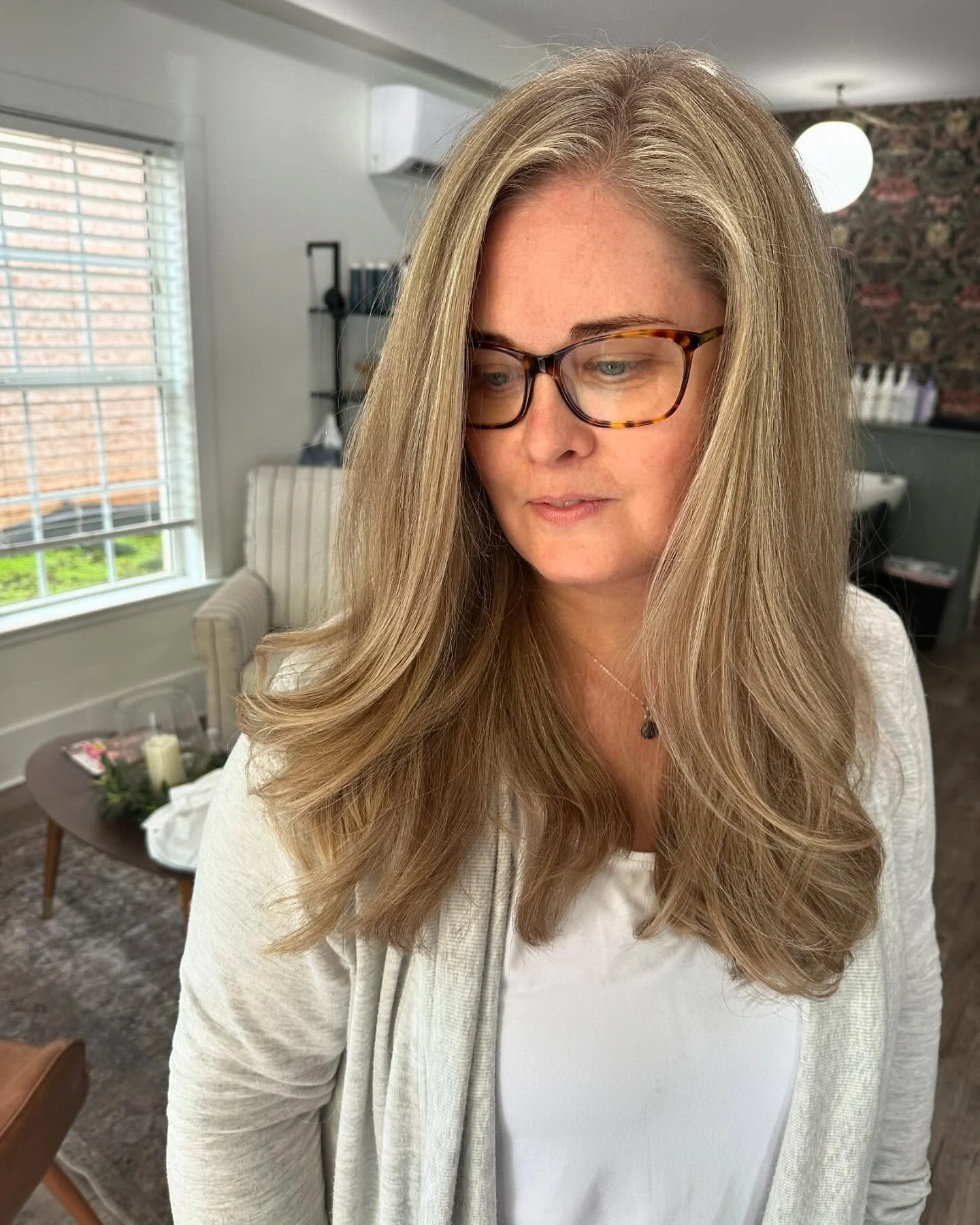 Sun-kissed and effortlessly bright! ✨ We enhanced her natural blonde for that fresh, radiant glow&mdash;because sometimes, less is more! ☀️💛 
&bull;
&bull;
#blondegoals #blondespecialist #livedinblonde #blondeglow #hoschtonhair #braseltonhair #gwinn