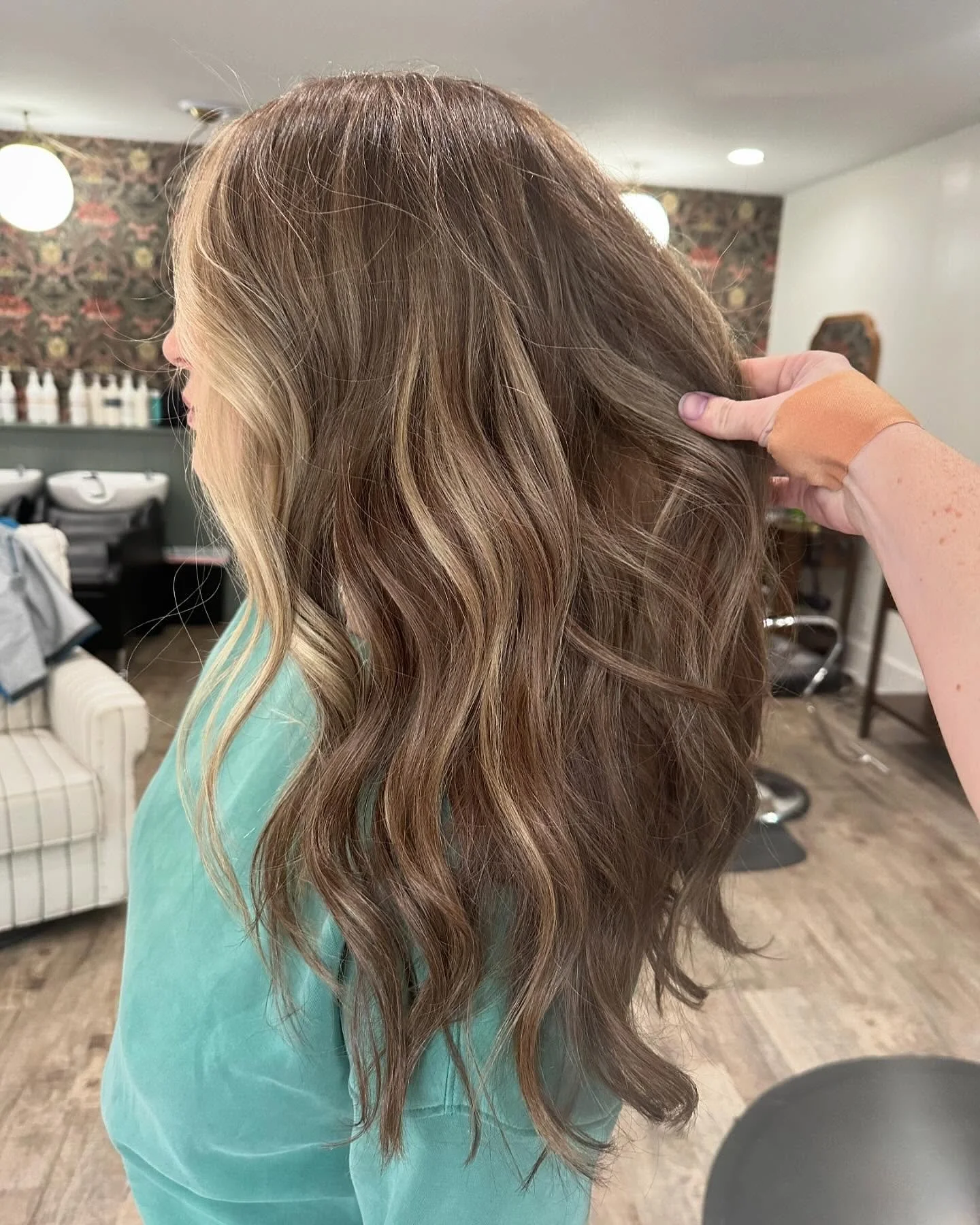 Reverse balayage on this blonde cutie 😍
&bull;
#reversebalayage #foilyage #longhair #redken #redkenshadeseq #brasletonhairsalon #hoschtonhairstylist #braseltonga #gwinnetthairstylist