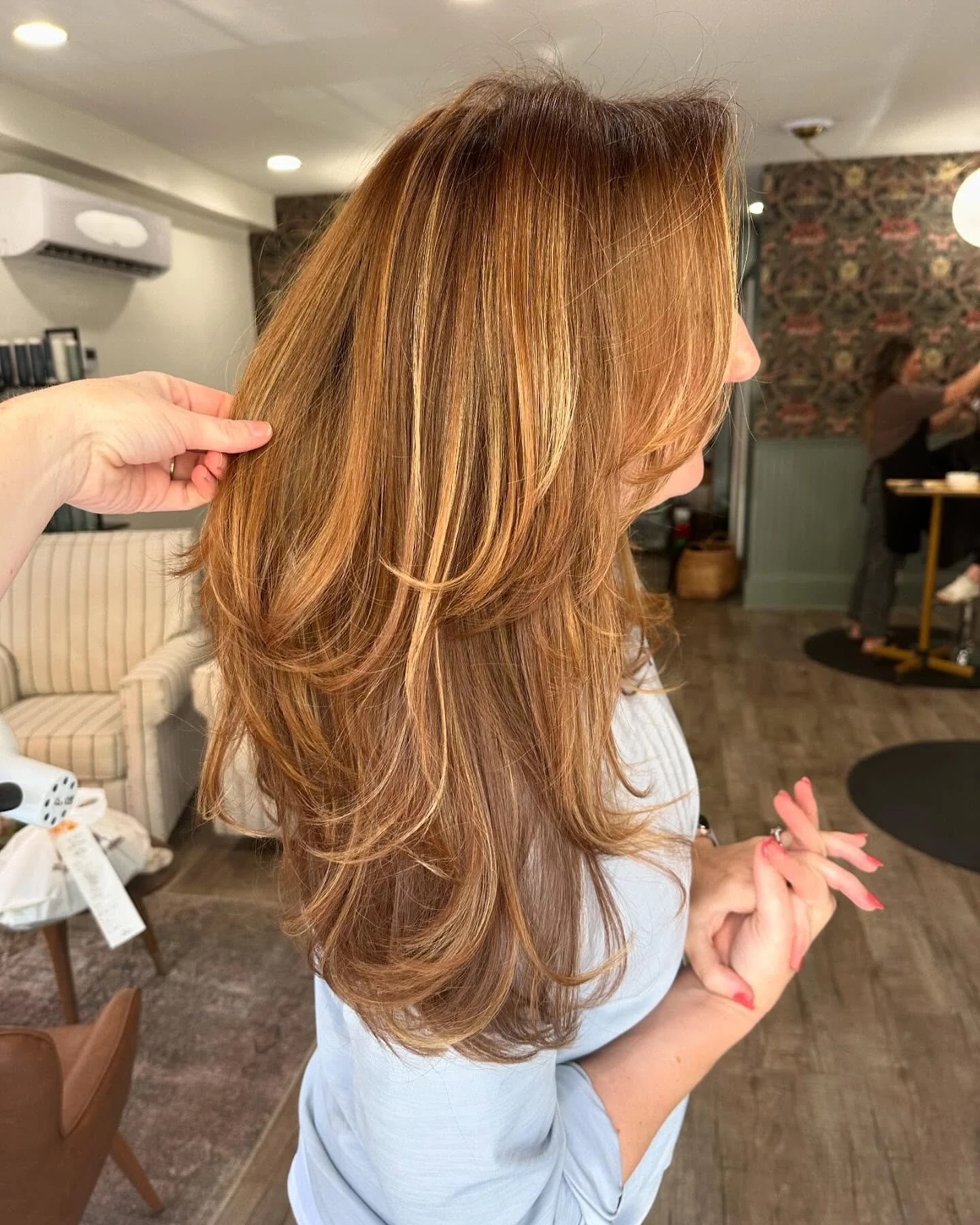 A bouncy blowout is the best accessory 🫶🏻
&bull;
#blowout #goldwell #butterflycut #foilyage #hoschtonga #braseltonga #hoschtonhairstylist #gwinnetthairstylist