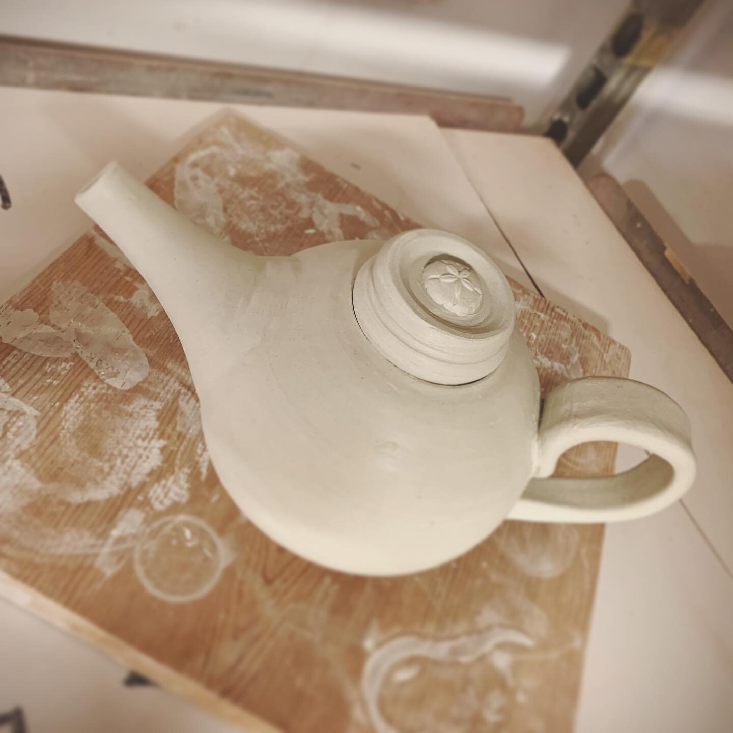 One of my first attempts with porcelain. This little dude was stressful, but I am in love with the sand dollar on the cap!

#pottery #wheelthrownpottery #teapot #porcelain #somuchharderthanithought