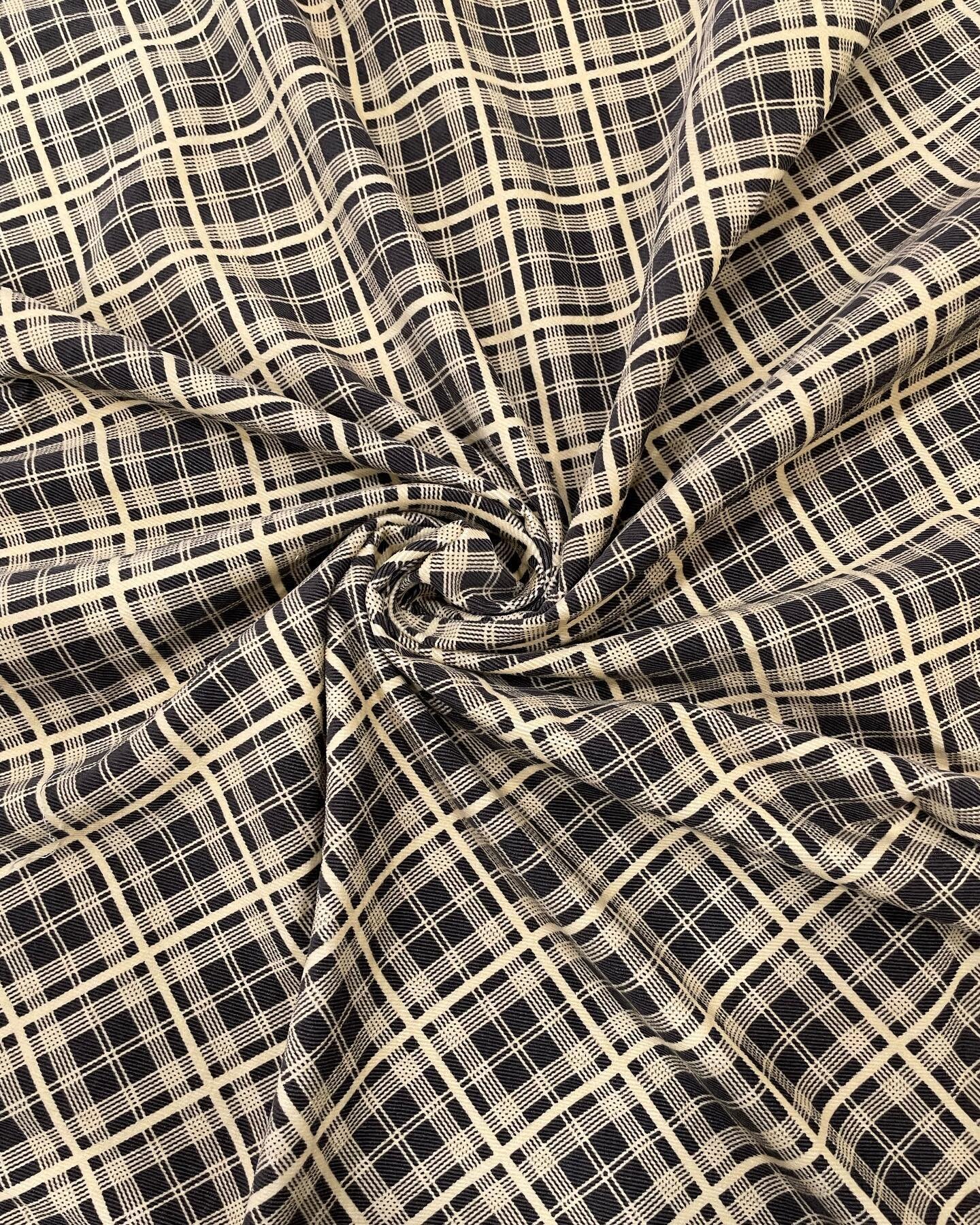 Hive mind: Cleo skirt in @dsquilts corduroy.  Do I skip the contrast hem band and add length for an all-plaid version or use black velvet for the hem band and pockets? 

#cleoskirt #dsquilts #chicopeefabric