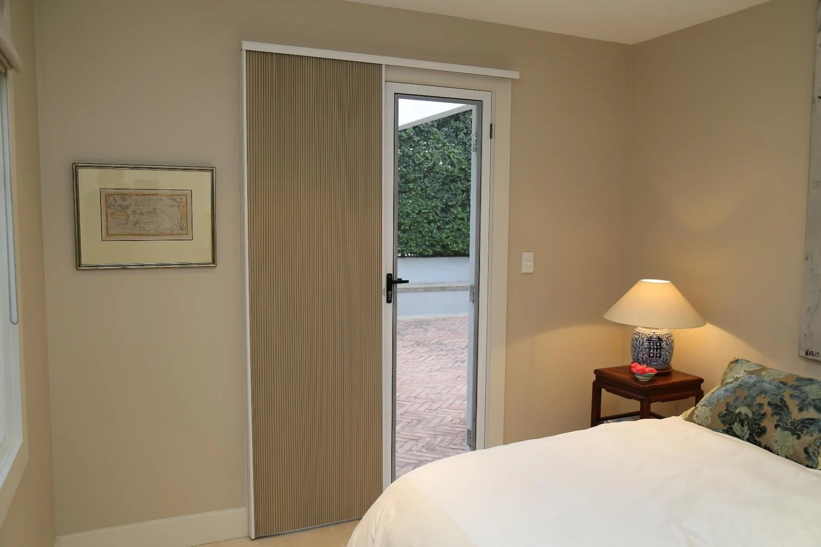 Norman Honeycomb Vertical blind - mid - open