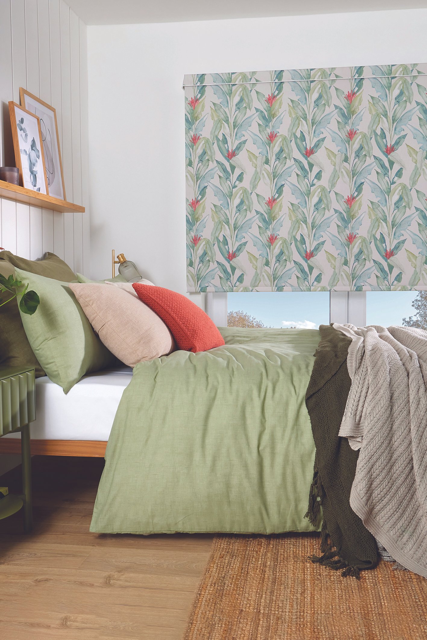 LL_Aus_Roller_Paradise Palm Green_BO_Bed_Crop_Mail.jpg