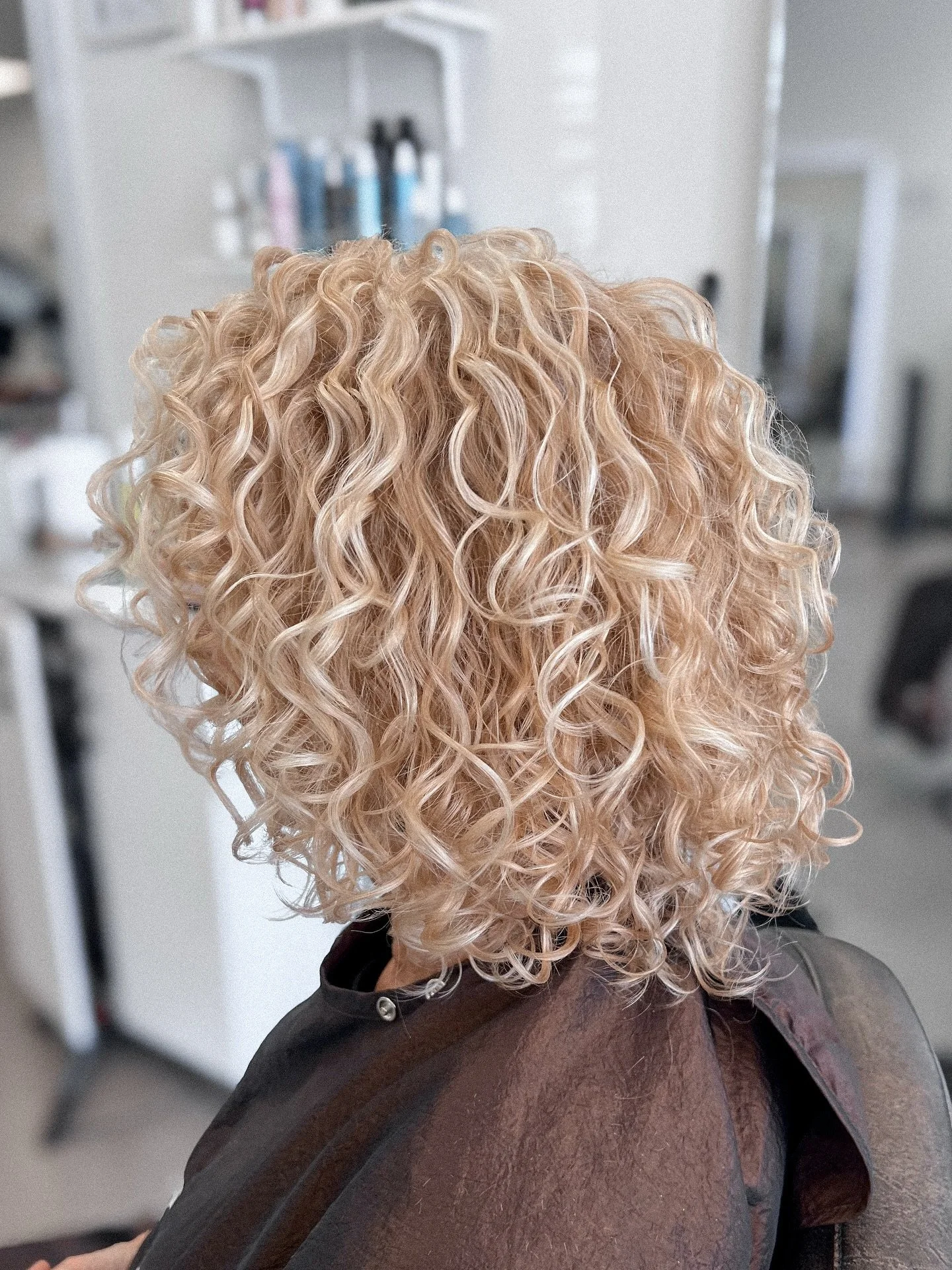 Adding pops of blonde to at home color 1-2 times a year is another way to add some dimension to your color 🤩
I have very limited availability for the next few months, please be sure to book accordingly with your schedule and mine.
www.auracurlsbyede