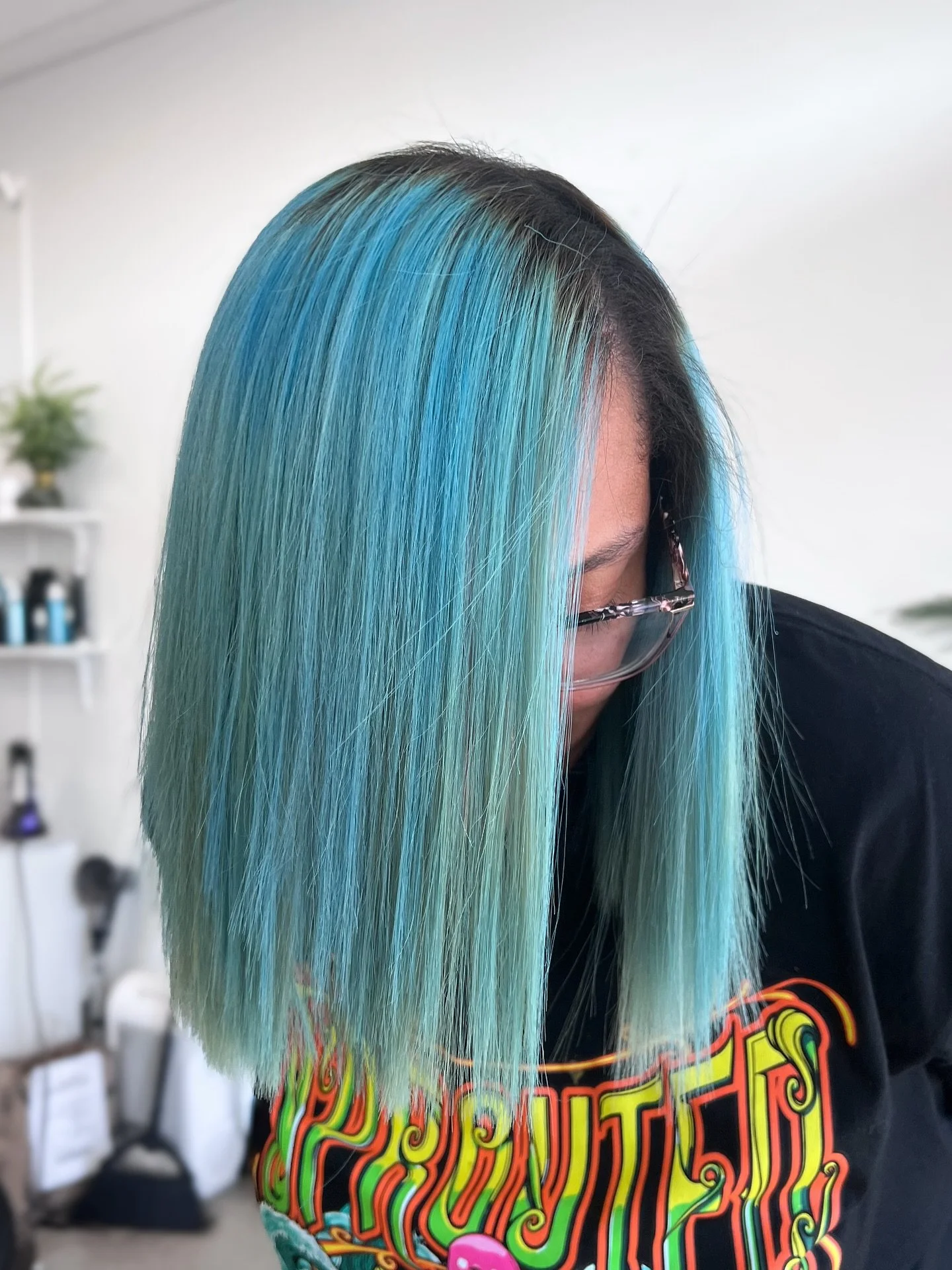 So many bowls of color later&hellip; I give you AQUAMARINE 🐬
From cherry-red box dye &rarr; Aquamarine ✨

This wasn&rsquo;t magic &mdash; it was strategy.
Box dye doesn&rsquo;t lift evenly, so we worked in controlled stages, watched the undertones l
