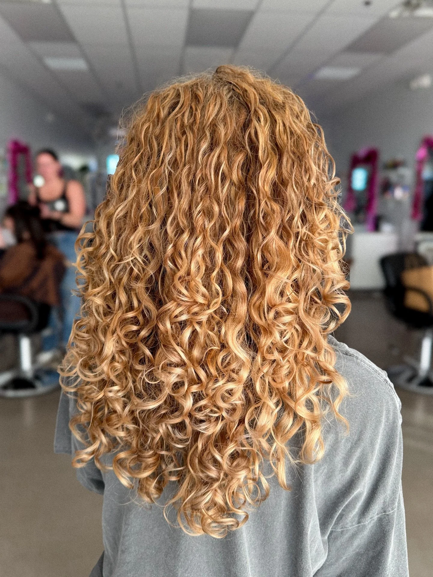 Honey 🍯 + blonde 👱&zwj;♀️ 
Book with us @wavecosalon