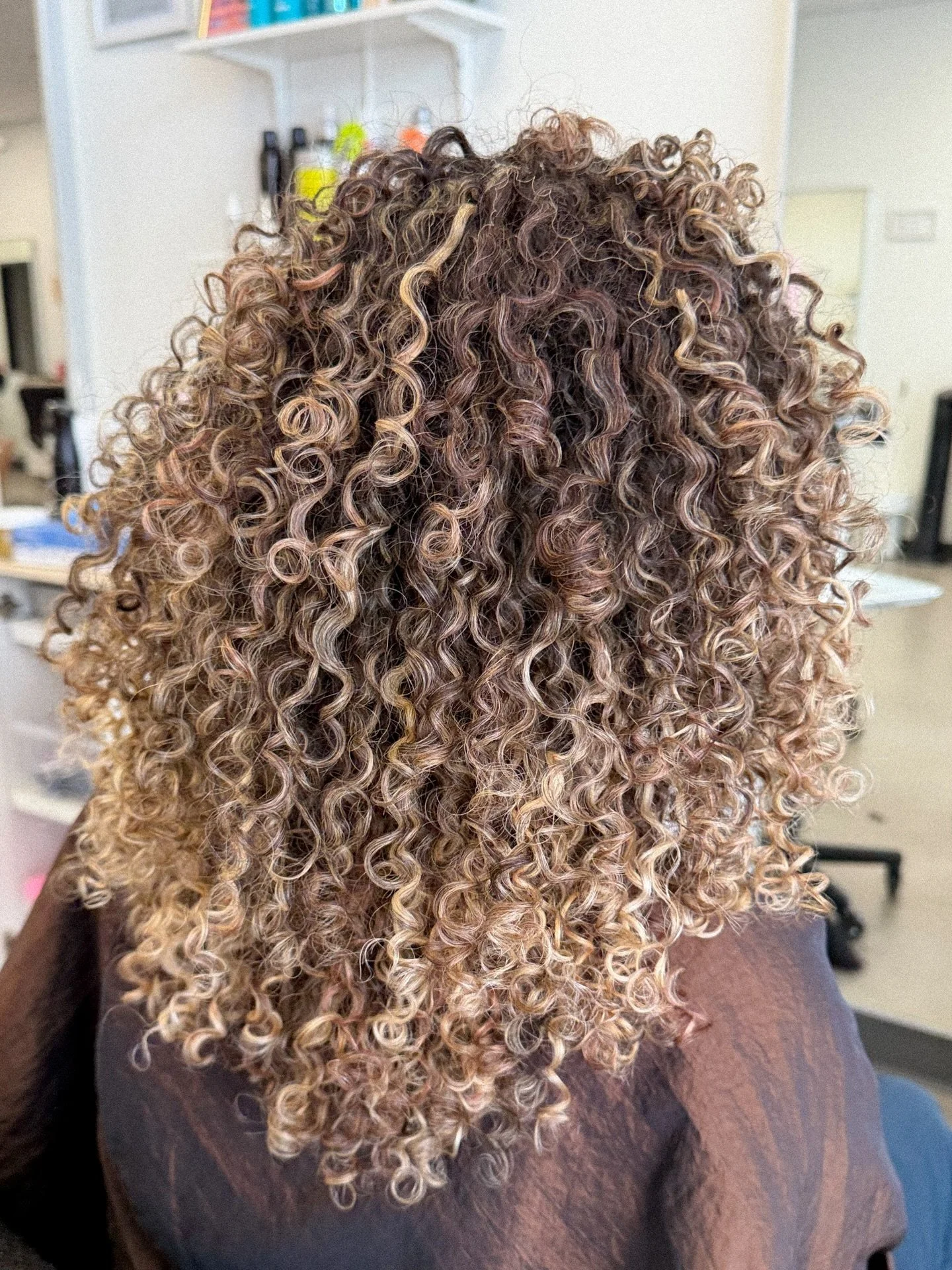 Multi dimensional fluffy curls 🤌😘 #skp #curlyblondehair #auraglow