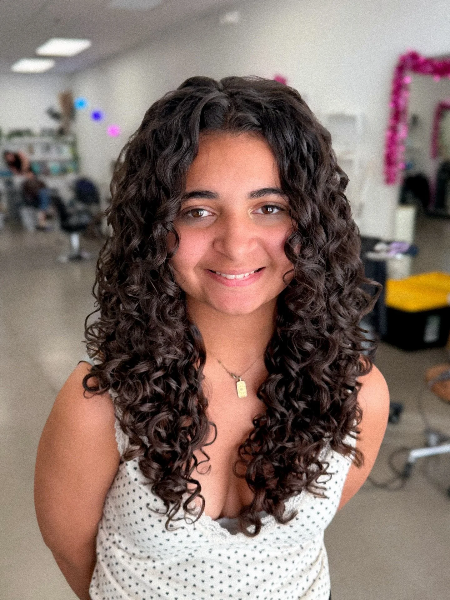 More and more layers always! A beautiful oval silhouette and face framing 😘🤌 want to learn how to get curls this defined? Check out my online masterclass today

#curlyhair #phoenixhairstylist