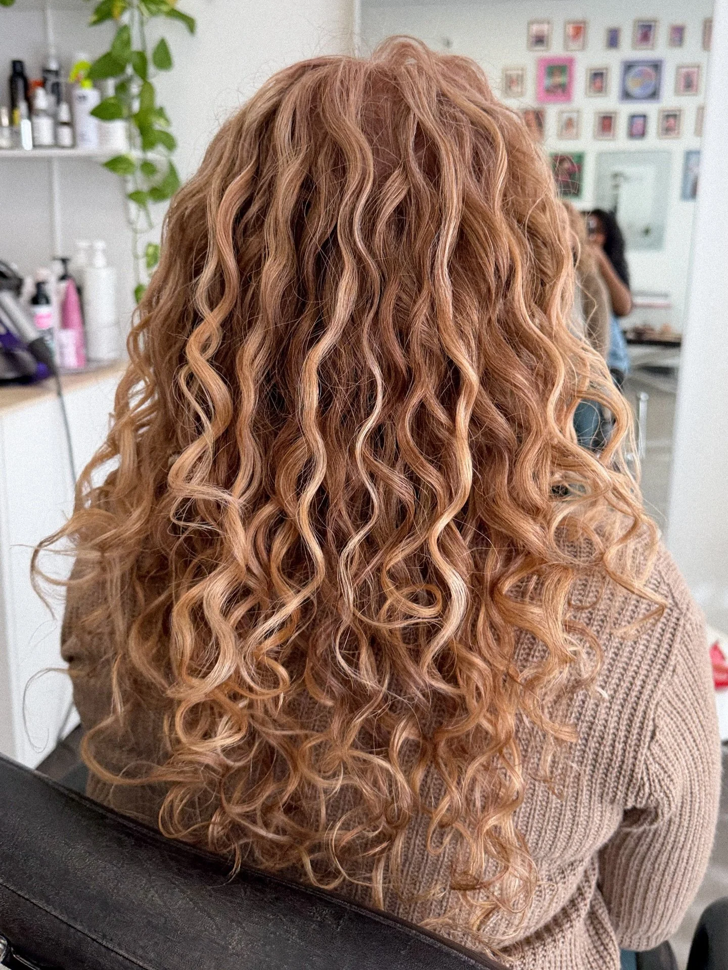 Working on session 3 of growing out old permanent color and doing highlights and natural red enhancement with a permanent that doesn&rsquo;t cover greys 😅 each time we do a session, the hair is easier to work with and lines of demarcation blend a bi