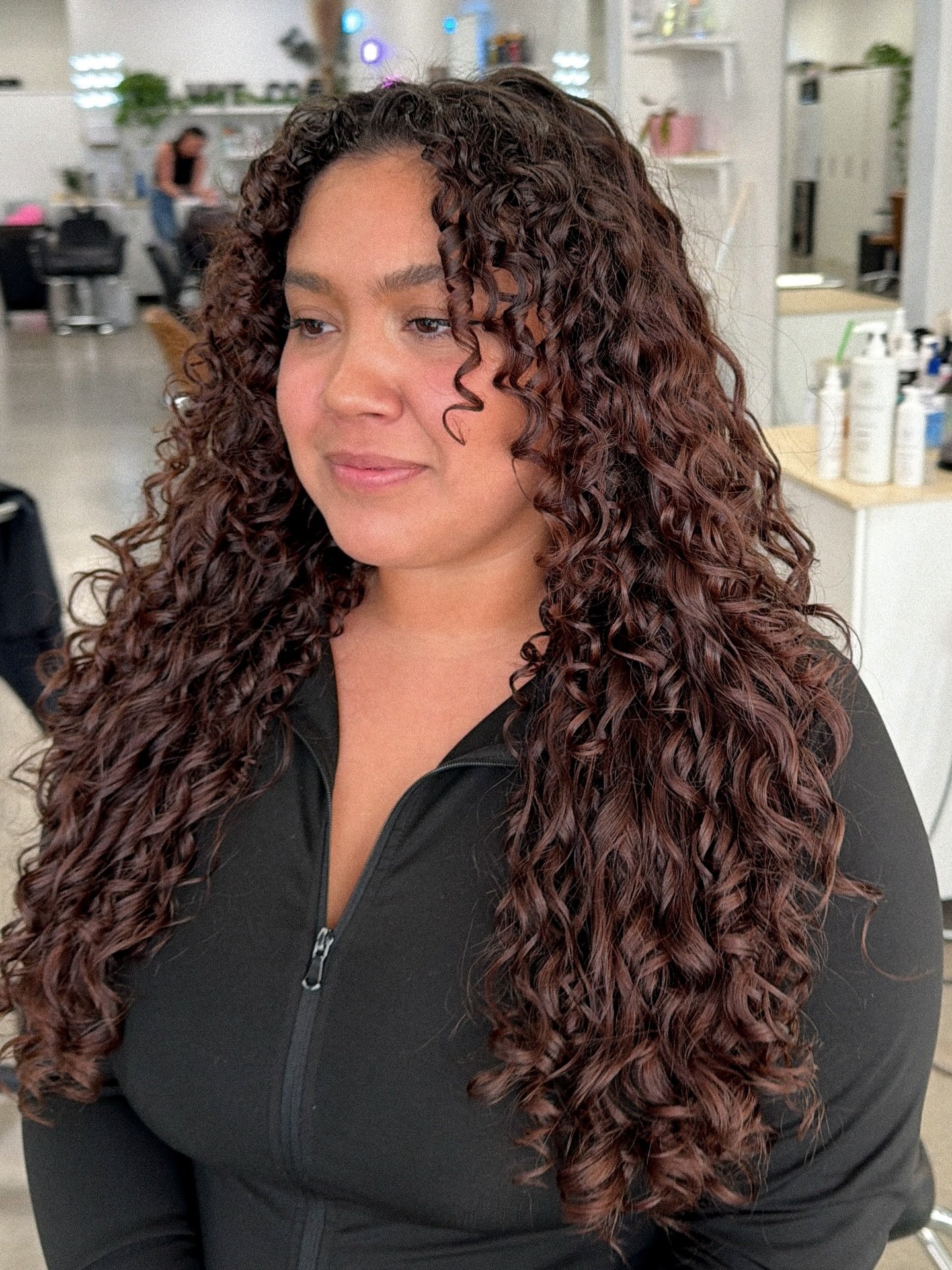 Face frame layers on long hair is always a vibe 😍 #curlyhairstyle #curlyhairsalonphoenix #scottsdalehairstylist