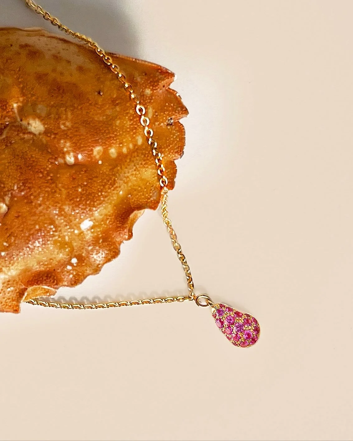 La lumi&egrave;re d&rsquo;un &eacute;t&eacute; indien. 20 spinelles roses pavent la goutte en or jaune du pendentif &laquo;&nbsp;Fragments de haute-joaillerie&nbsp;&raquo;.
#spinelles #pendentifor #joaillerieparis #joailleriesurmesure #hautejoailleri