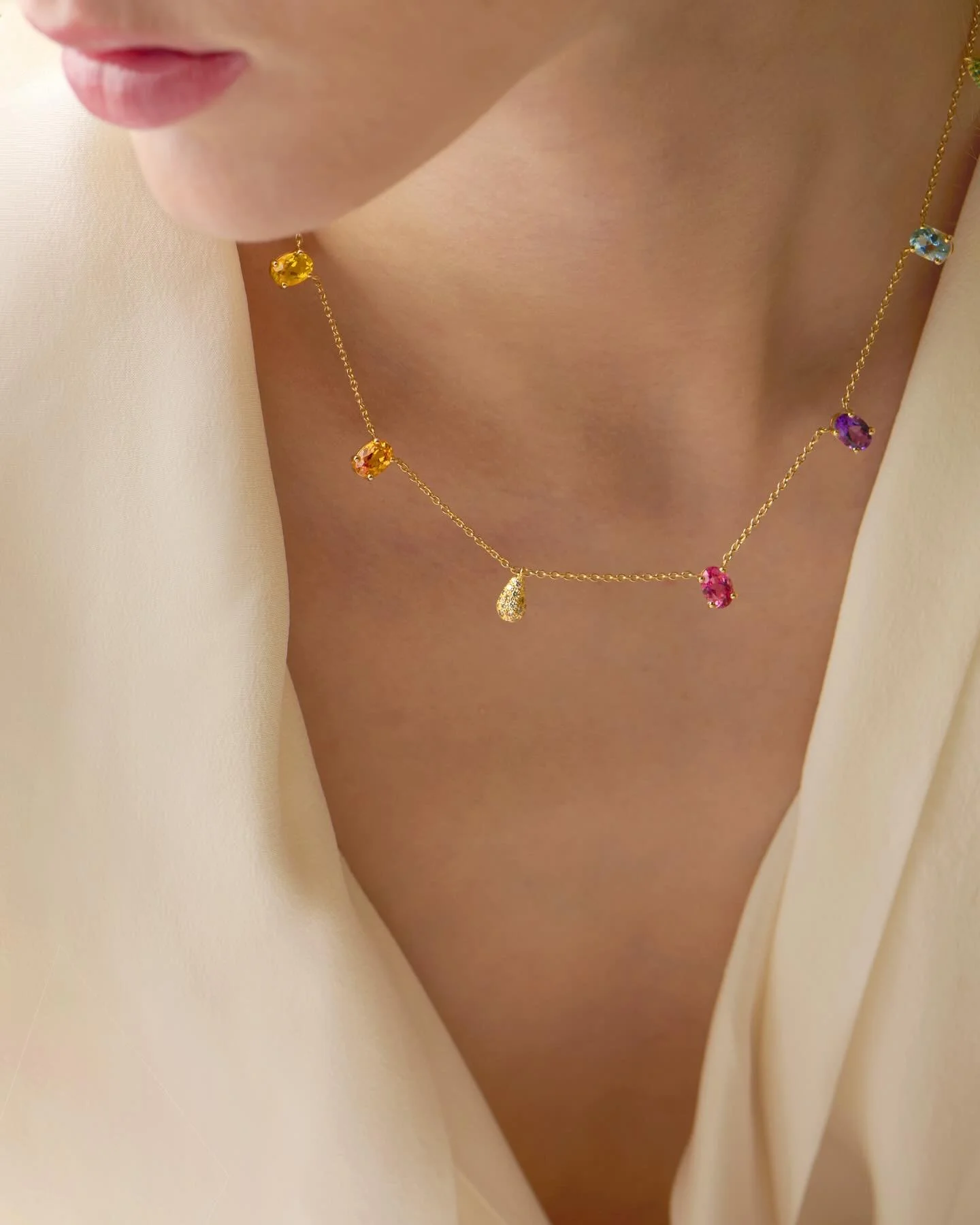 Un collier aux couleurs d&rsquo;une promesse. Le collier Rainbow, c&rsquo;est un cadeau d&rsquo;une m&egrave;re &agrave; une fille.
Un bijou &ldquo;boussole&rdquo; aux couleurs de l&rsquo;aube,
pour se rappeler de ne pas s&rsquo;oublier, de regarder 