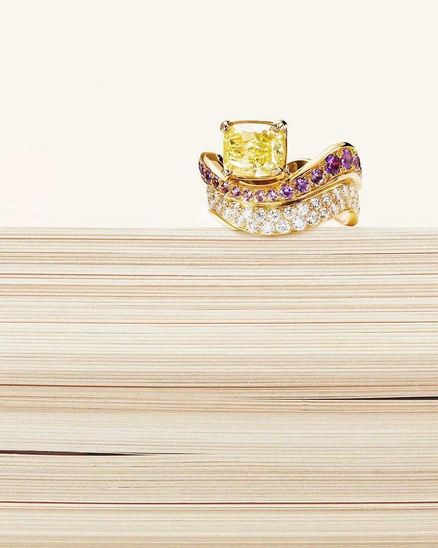 Cette bague fait &eacute;cho &agrave; la m&eacute;moire d&rsquo;un moment, &agrave; la nature, beaut&eacute; qui soudain, surgit et nous traverse, &eacute;clatante.

#yellowdiamondring #baguedefian&ccedil;ailles #diamantjaune #joailleriesurmesure #ba