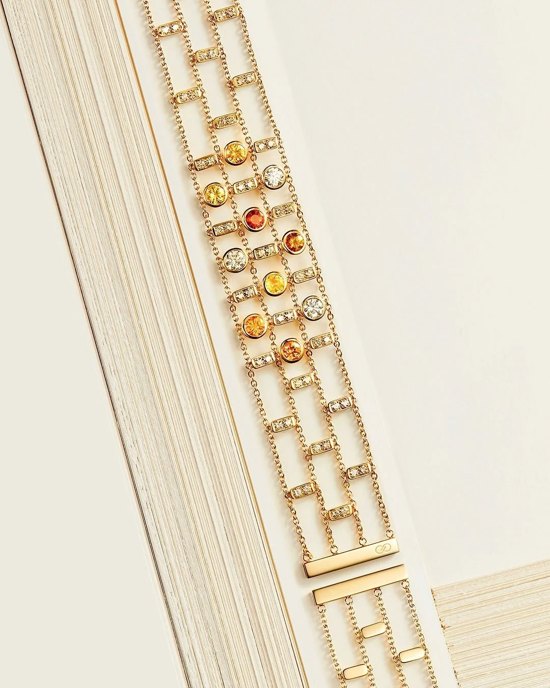 Ce bracelet r&eacute;versible, c&rsquo;est le souvenir d&rsquo;un reflet de soleil sur l&rsquo;eau, latitude 42&deg; 19&rsquo;5 . 40&acute;&acute;N longitude 3&deg; 19&rsquo;11 . 40&acute;&acute;E qui fait volte face, laissant sa place au cr&eacute;p