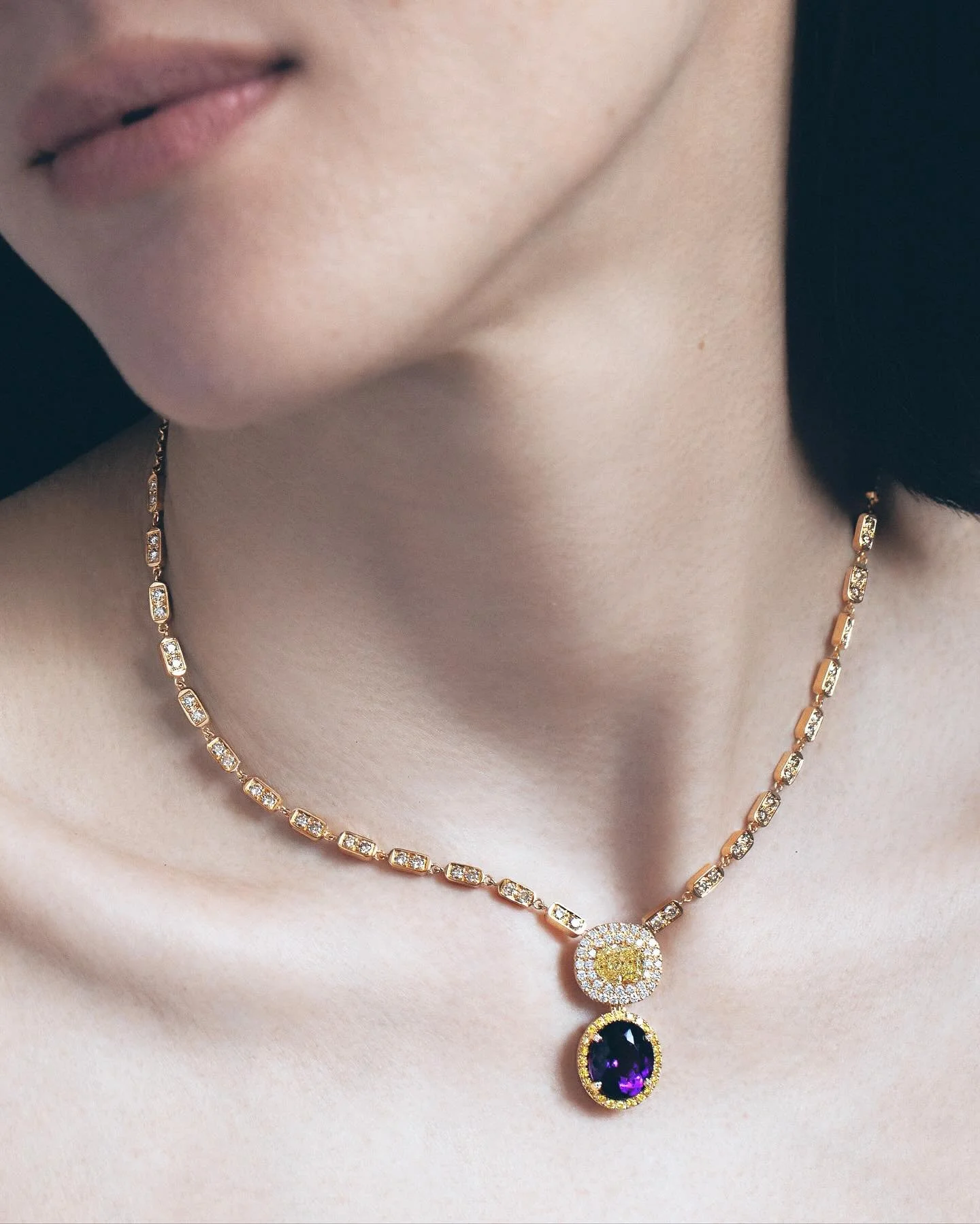 Mon amie Quynh et le collier Am&eacute;thyste. Merci @thececilium pour ce regard sensible sur mes pi&egrave;ces et mon univers. Collier am&eacute;thyste, diamants jaunes, diamants blancs et champagne, or jaune 750/1000.
💜 @galeriedaend 
#hautejoaill