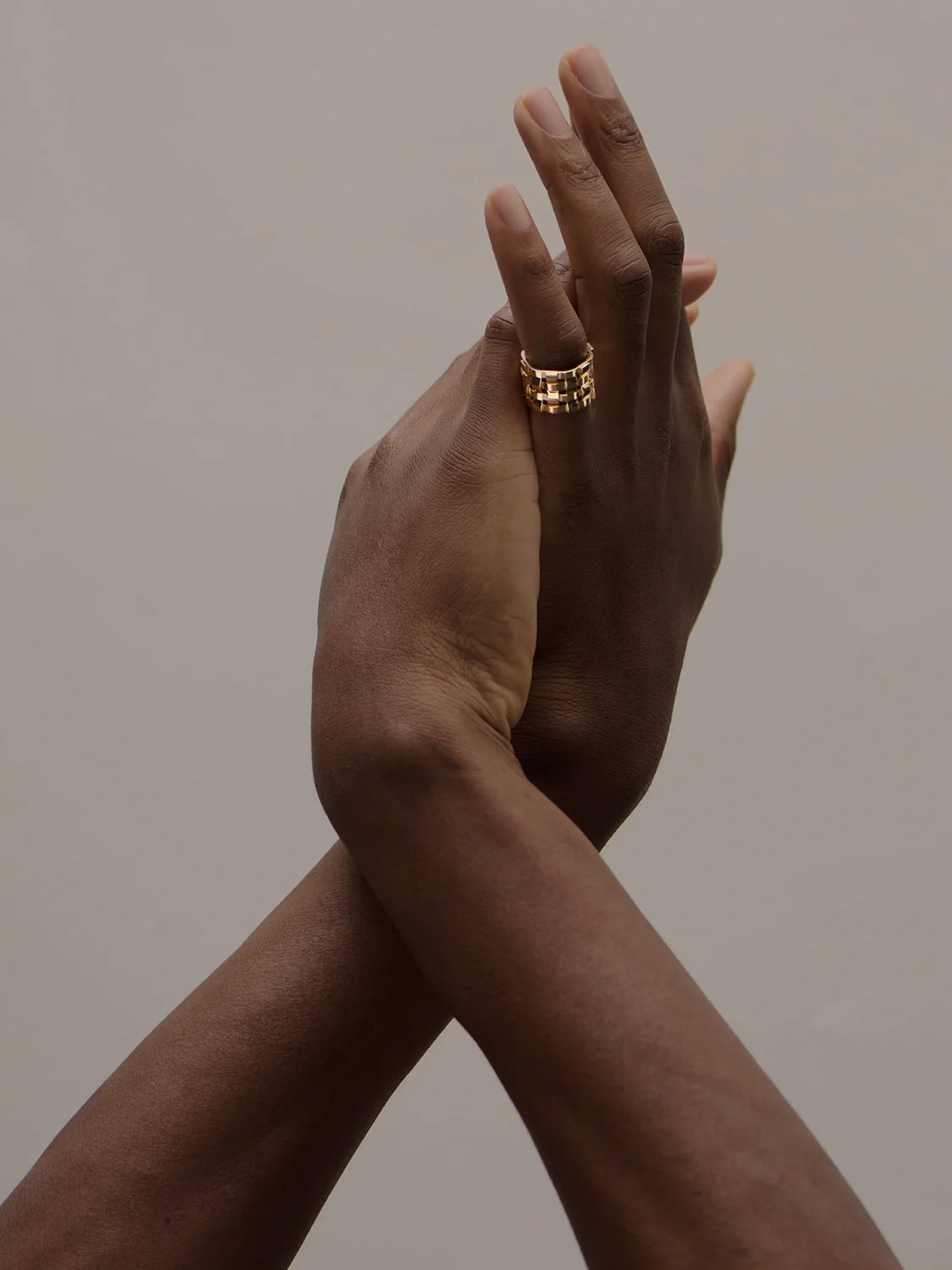 MAINS CROISE╠üES COULEUR.webp