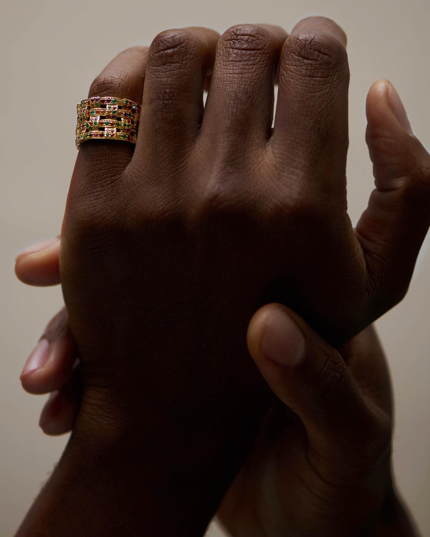 La bague &laquo;&nbsp;Tiss&eacute;e&nbsp;&raquo; pav&eacute;e d&rsquo;&eacute;meraudes, de saphirs jaunes et oranges, d&rsquo;am&eacute;thystes, de grenats et de spinelles d&eacute;clare l&rsquo;amour dans toutes ses couleurs. Un joyeux merci @mariec