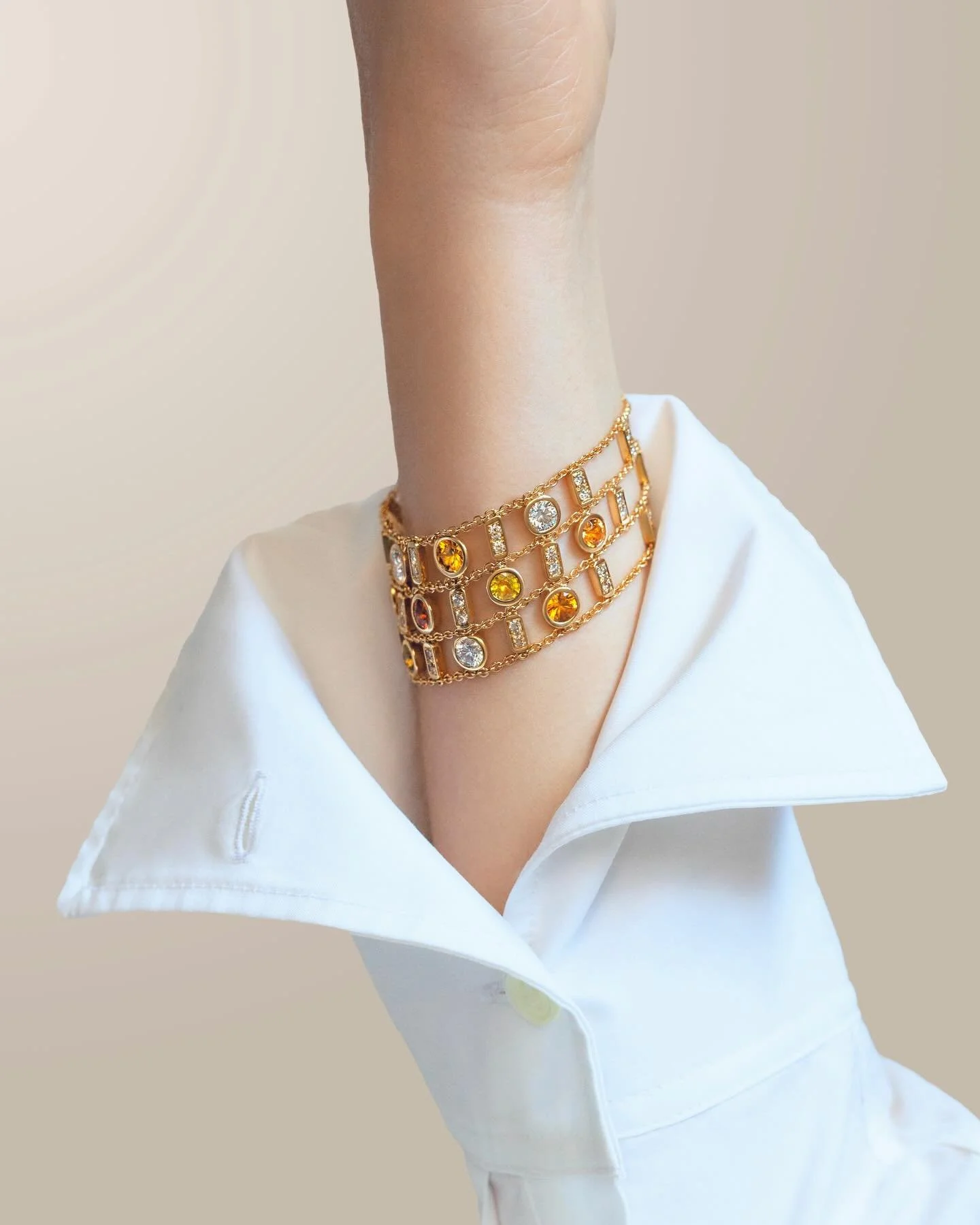 🪽La libert&eacute; de ne pas choisir. Le bracelet R&eacute;versible chante notre dualit&eacute;, l&rsquo;audace et la discr&eacute;tion.

Le bracelet est r&eacute;alis&eacute; en or jaune 759/1000 avec des saphirs oranges et jaunes, des diamants bla