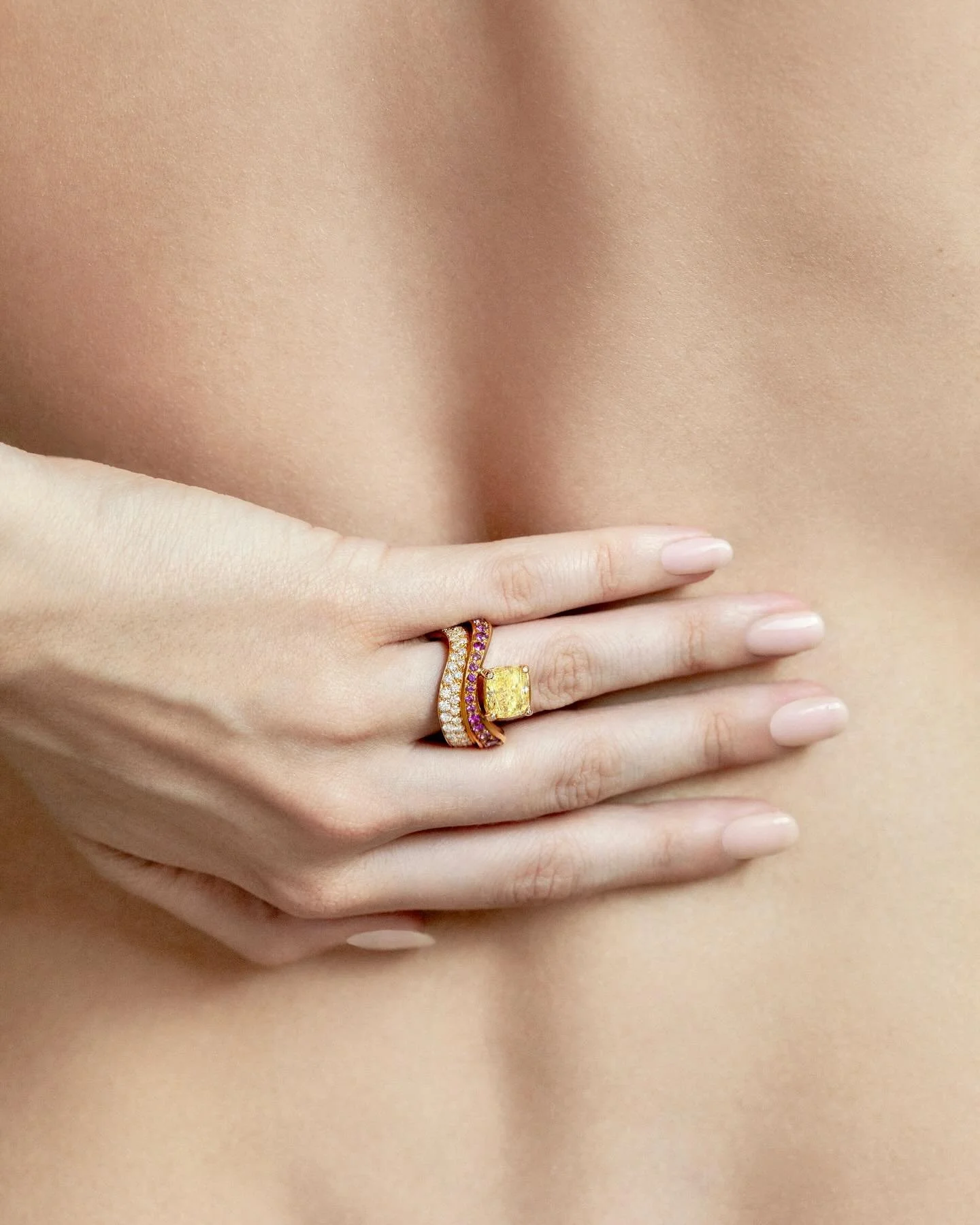 Avec la joaillerie on touche &agrave; l&rsquo;essence d&rsquo;une histoire; et ces histoires, on les porte sur la peau...
Toutes les pi&egrave;ces que je cr&eacute;e incarnent une histoire intime. Quand les pi&egrave;ces sur mesure racontent votre hi