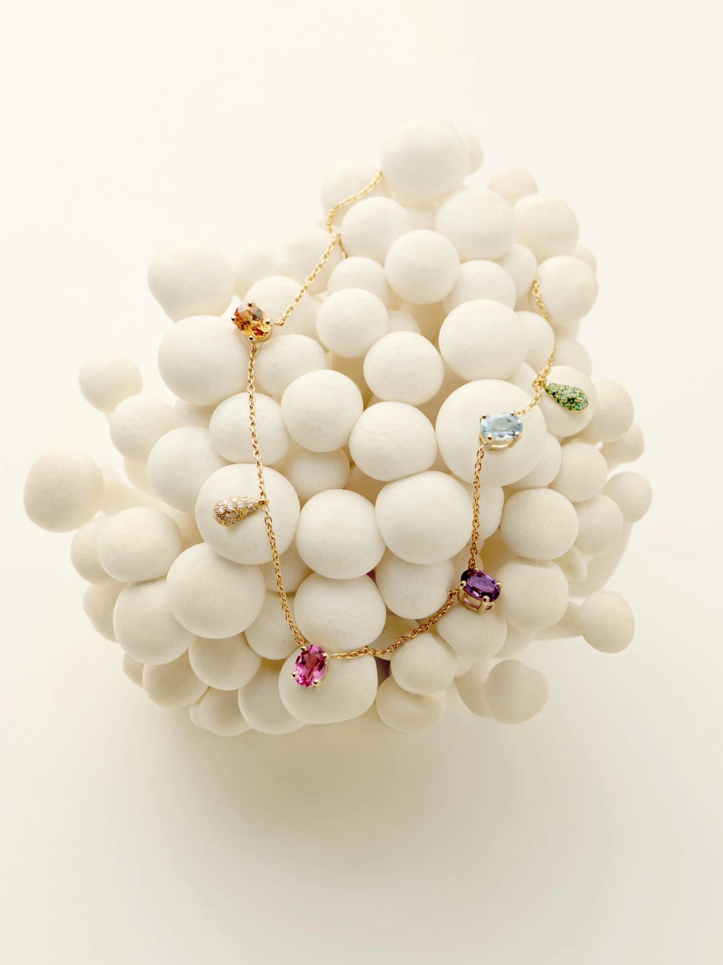 Oh&hellip; regarde&hellip; un-arc-en-ciel&hellip; le collier G. c&rsquo;est cette joie, le regard &eacute;merveill&eacute;. Suspendus &agrave; une cha&icirc;ne en or jaune, une citrine, un grenat, une goutte pav&eacute;e de diamants champagne, une to