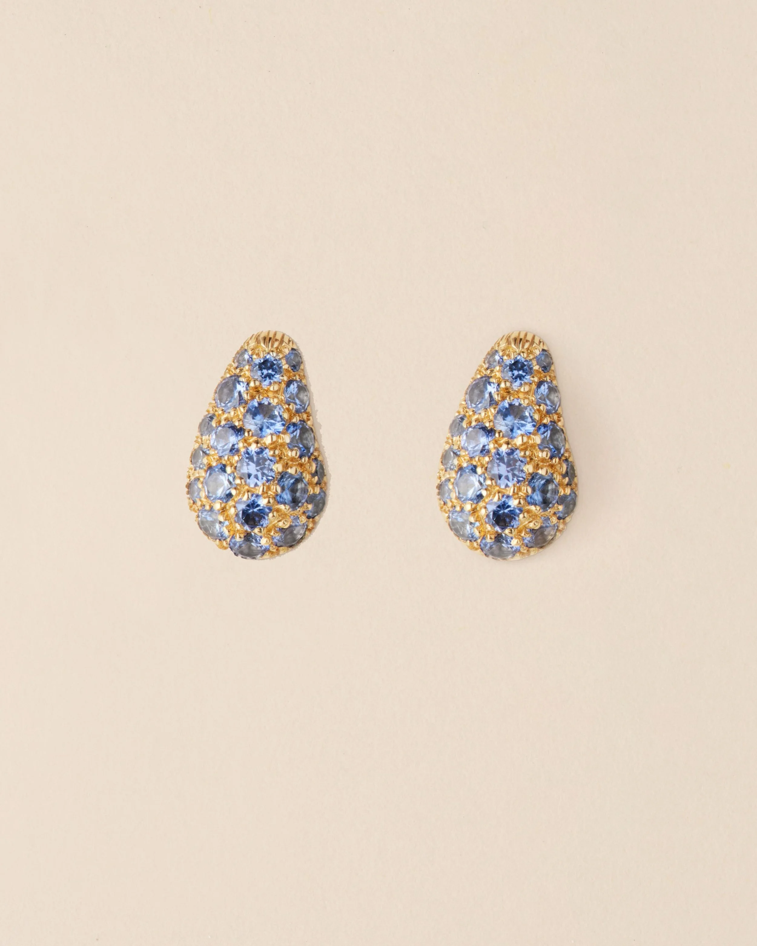 Le pavage neige est l&rsquo;un des sertissages les plus d&eacute;licats de la haute joaillerie. Un pavage organique. Saphirs bleus, diamants jaunes, blancs, champagne se composent comme de petits flocons de neige tomb&eacute;s au sol sur les boucles 