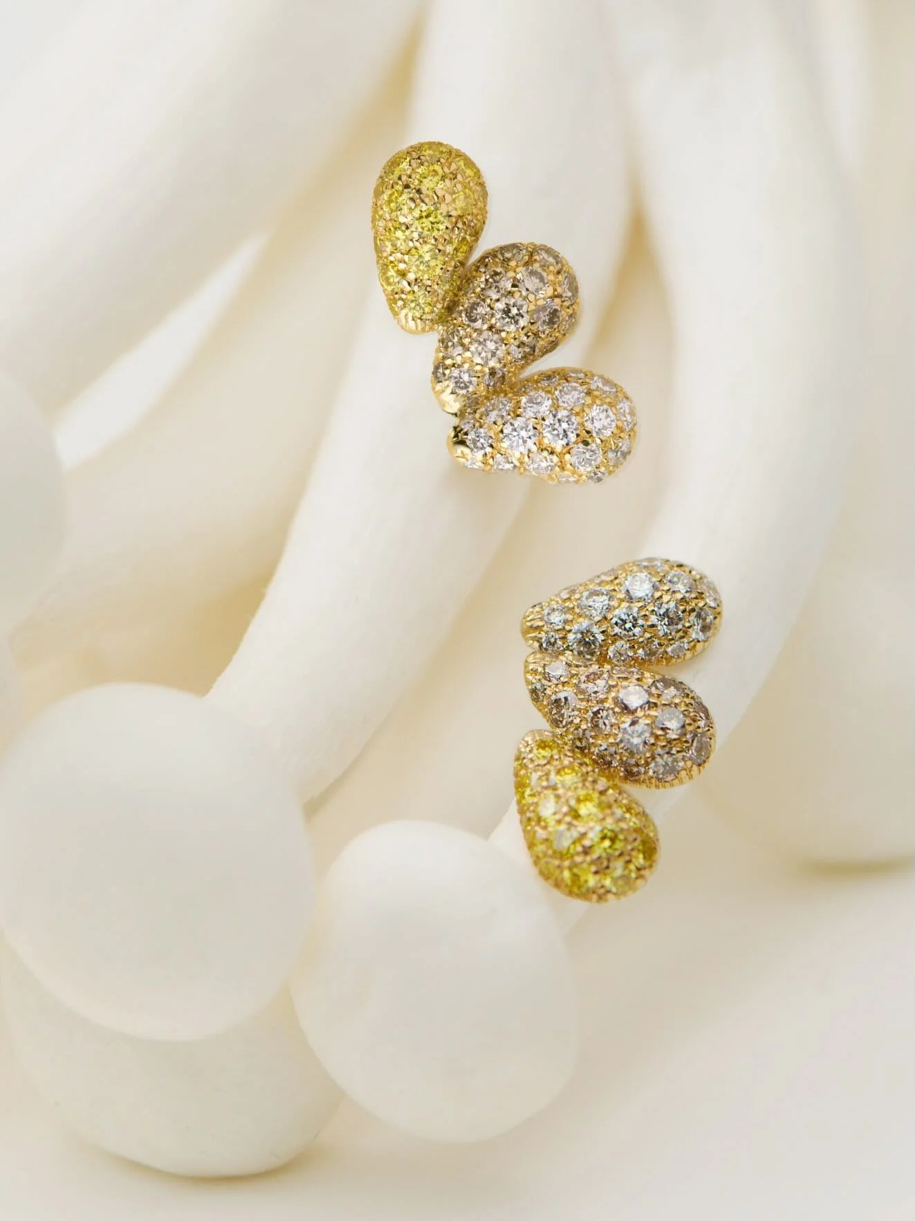 Deux petites ailes et s&rsquo;envoler vers le soleil. Jaunes, champagne, blancs, les boucles d&rsquo;oreilles sont pav&eacute;es des trois couleurs solaires du diamant.
Direction artistique @dayanajacquelinedorce Photographie @jennacallewaert Model @