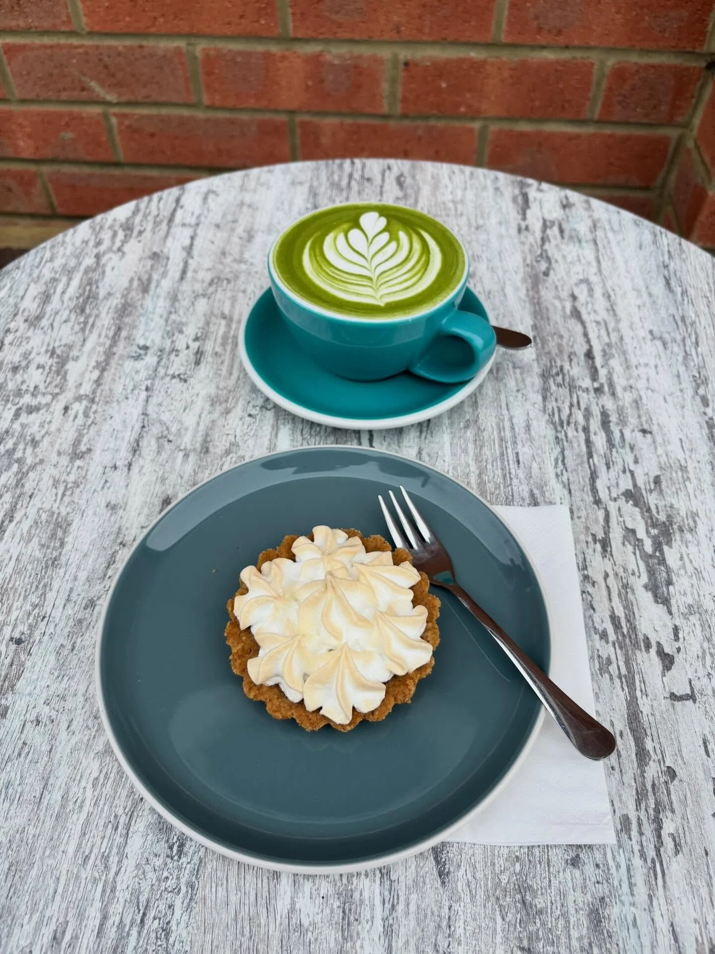 Lemon Meringue Pie is back!! 🍋🤤
Why not pair it with a vibrant matcha?!

🍰 by @kingsmere_cakes