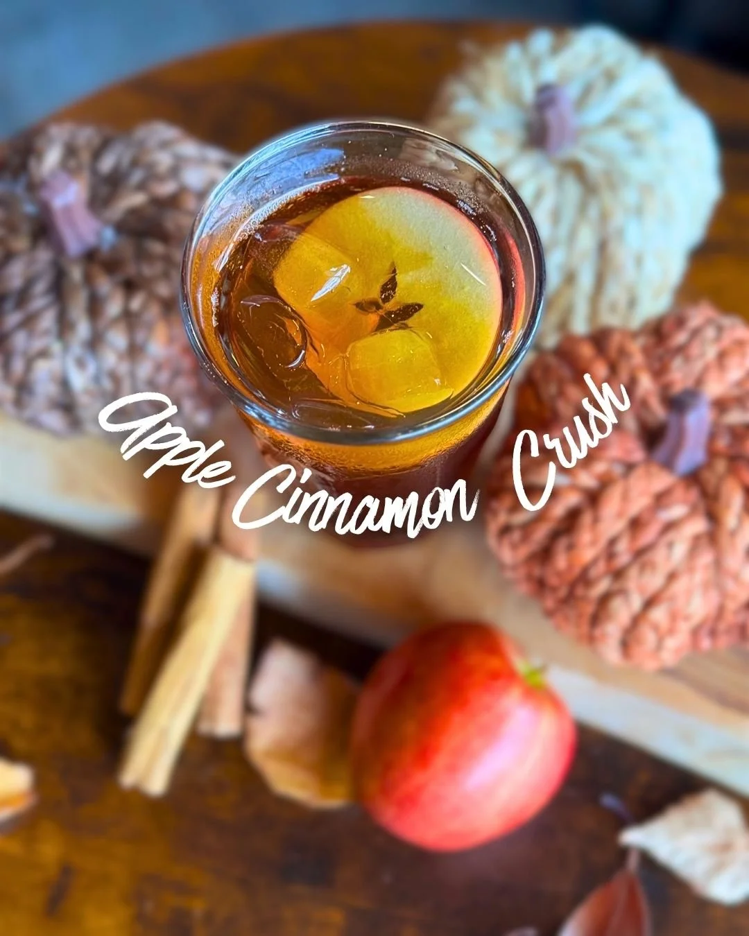 Crisp. Sweet. Spiced. 🍎🍁

Meet the Apple Cinnamon Crush 🧊🍎 

🍎 Apple
☕ English Breakfast tea
🍂 Cinnamon
🍁 Maple syrup 

Autumn just got a whole lot more refreshing.