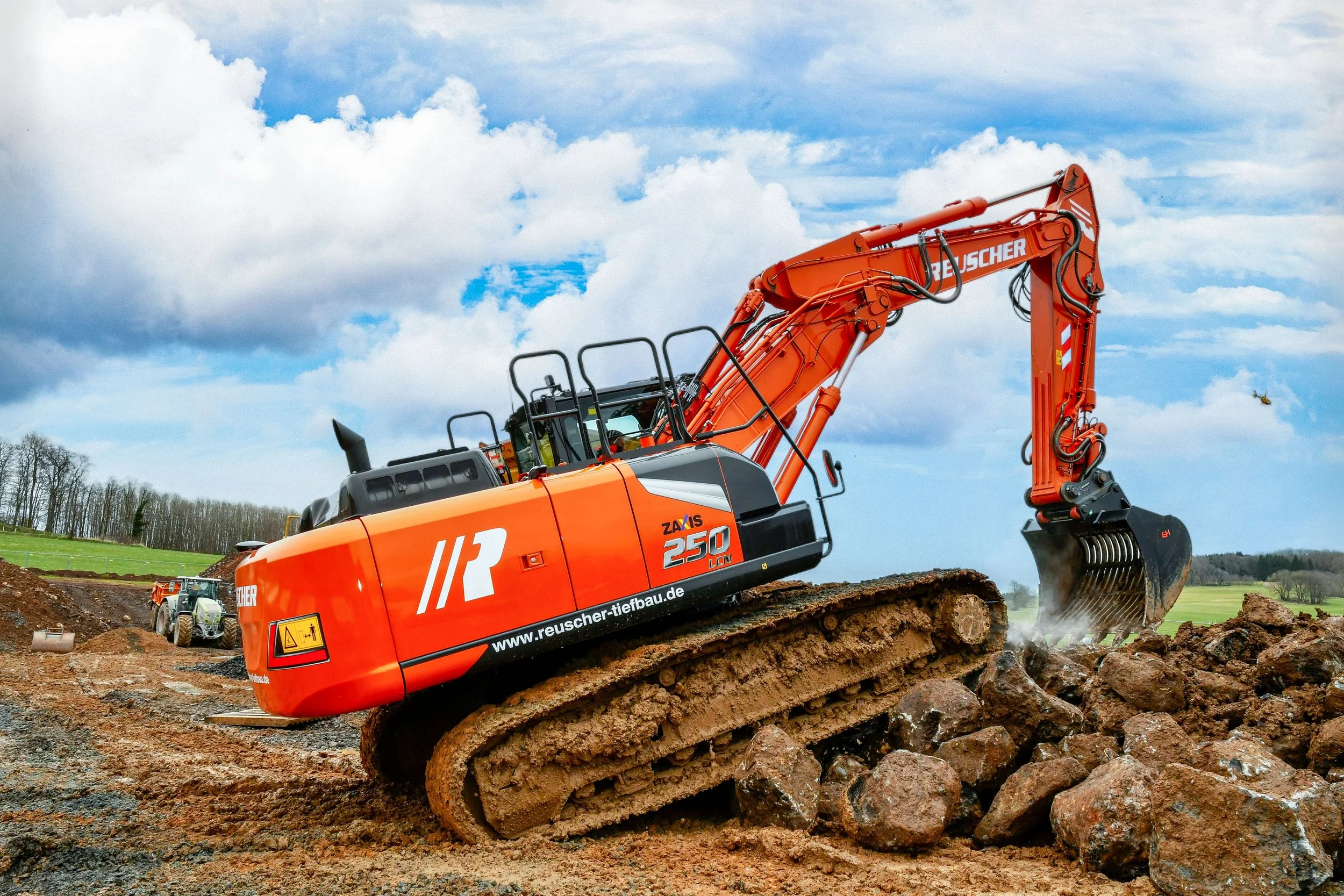 Raupenbagger der Zaxis-7 Serie beim Tiefbau-Profi Reuscher