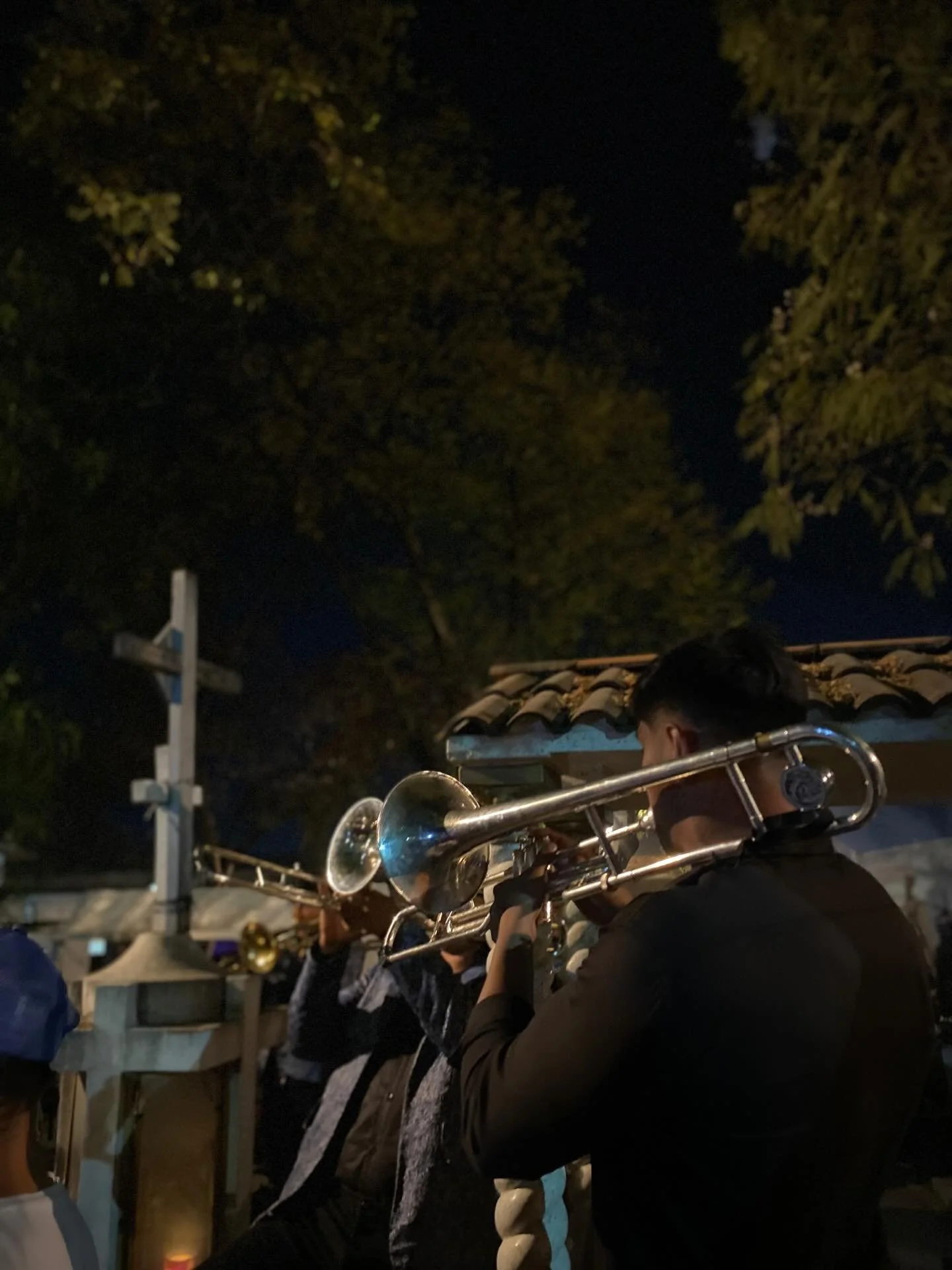 Me sent&iacute;a llena de esp&iacute;ritu despu&eacute;s de una fiesta en el panteon de xoxchilmilco anoche que que descubr&iacute; por casualidad mientras caminaba cansado a casa. Walking the cemetery in #oaxaca hits different.