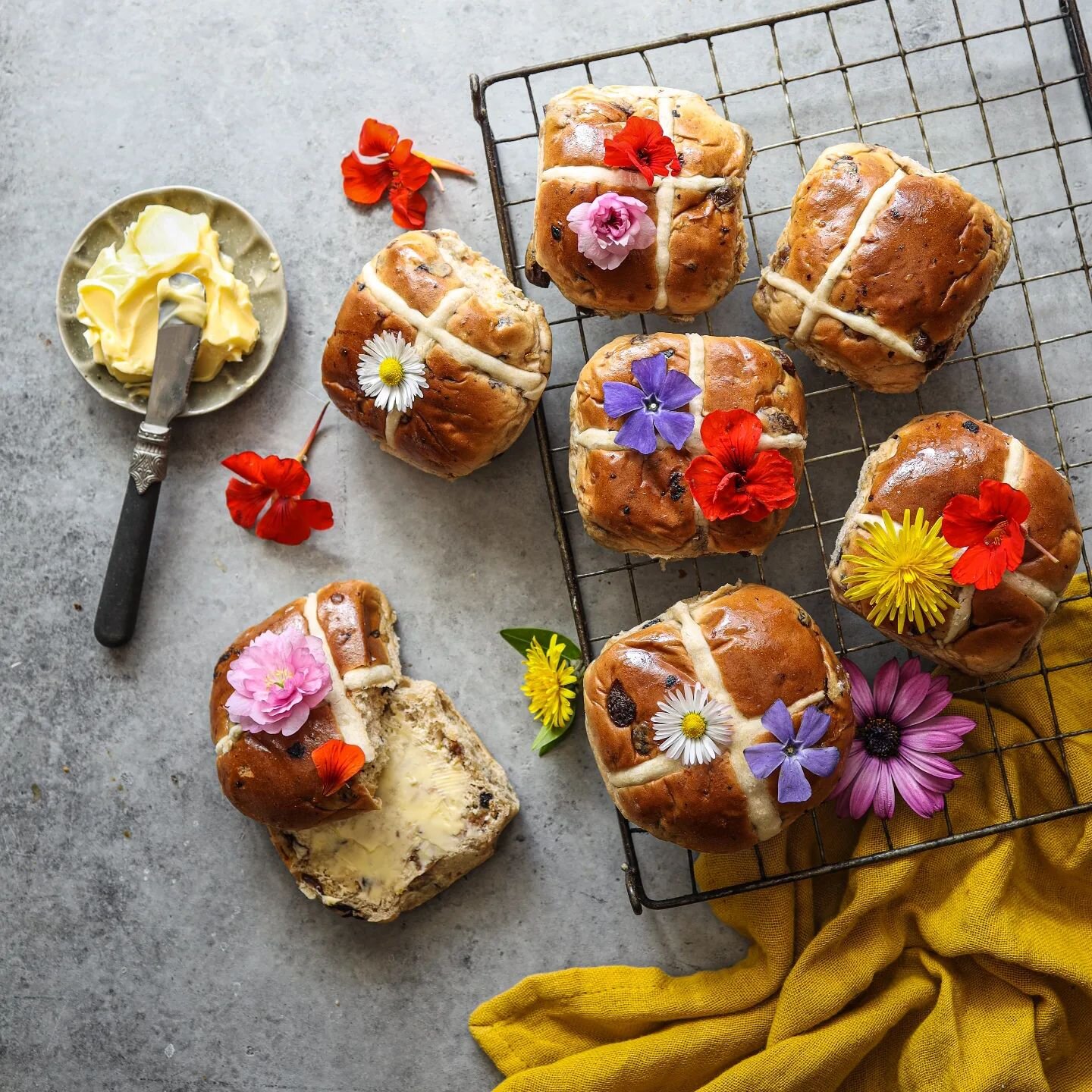 Happy Easter!

#easter #hotcrossbuns #edibleflowers #pretty #foodstyling #foodphotography