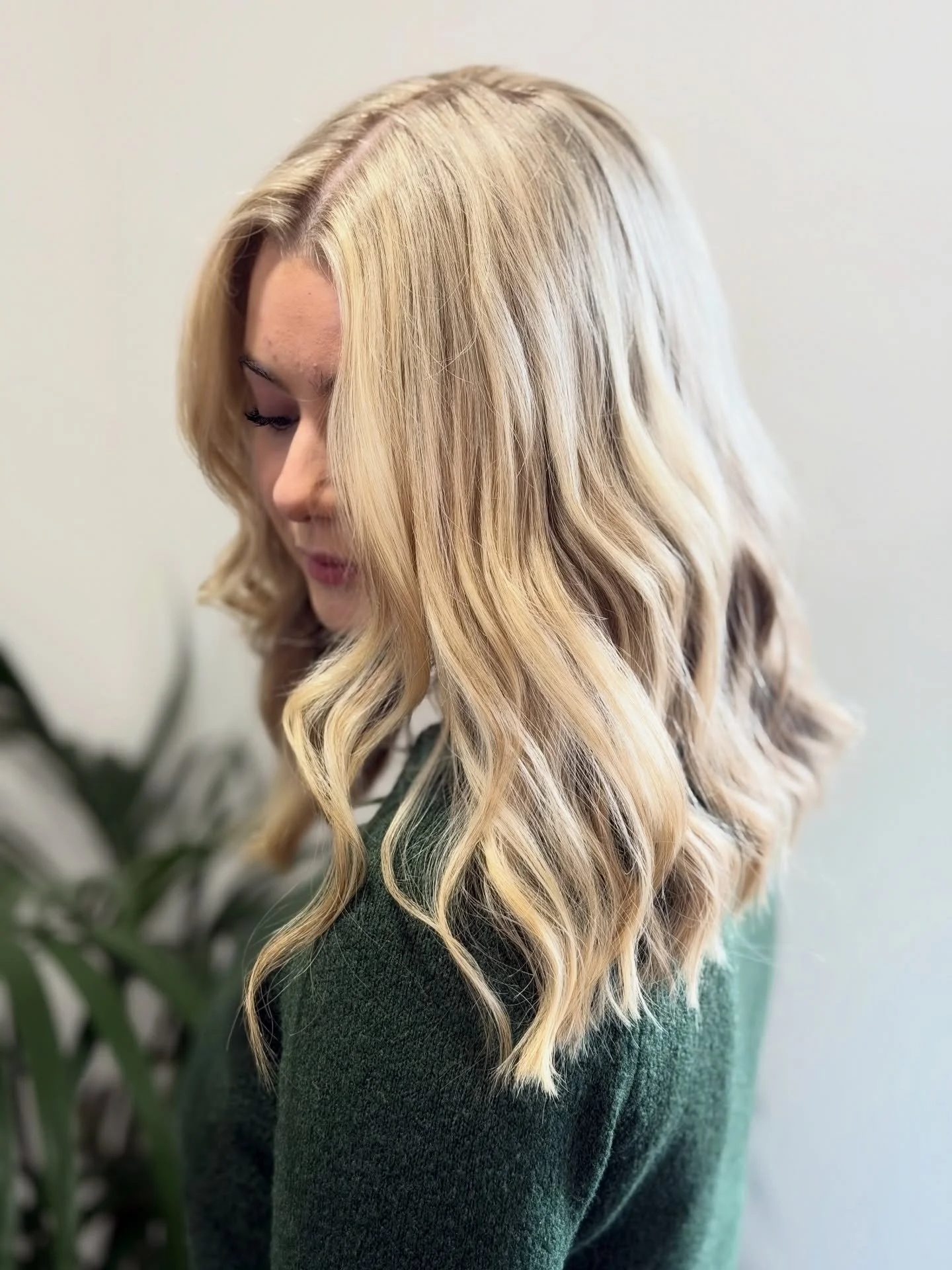 3 months since Elen&rsquo;s last blonding service with Izzy✨

You can have a low maintenance bright blonde 👱&zwj;♀️ 

Book a complimentary consultation using the link in our bio, to discuss your blonde lifestyle goals 💞

#blondehighlightsyork #hair