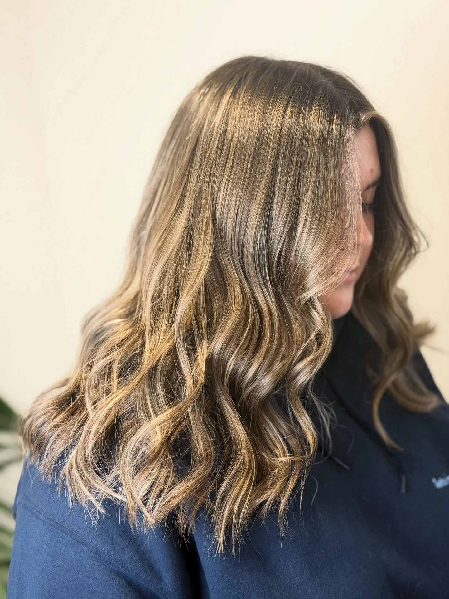 Perfect for anyone wanting brightness without the upkeep of full blonde✨🤎

Izzy&rsquo;s client who had never coloured her hair before, wanted to feel lighter but without having to visit the salon every couple of months for a touch up. Izzy achieved 
