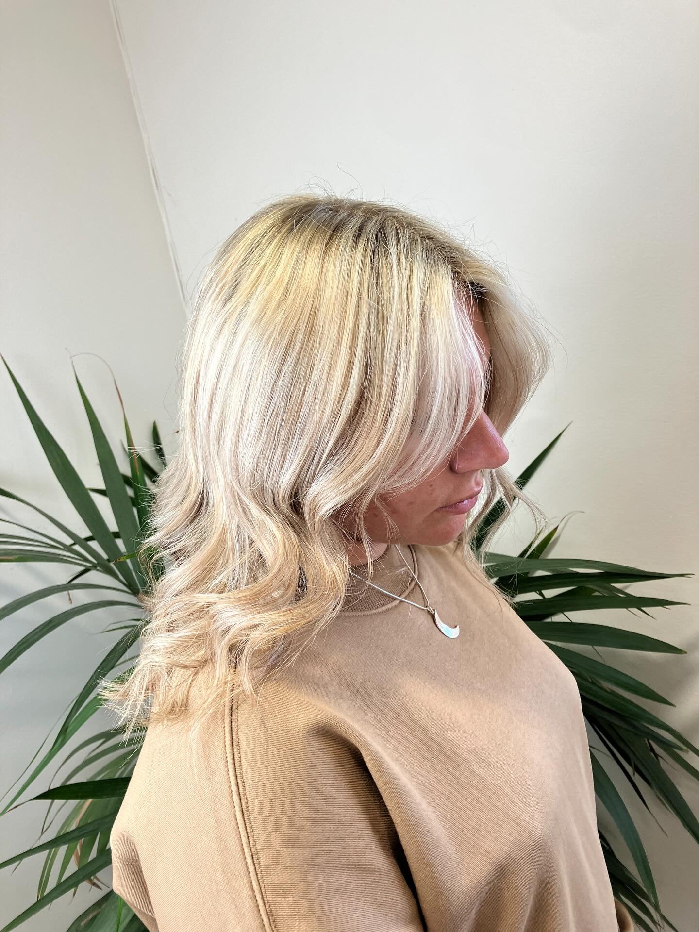 Are you looking for a new salon to get the perfect blonde? 👱&zwj;♀️

Our stylist Izzy&rsquo;s client was definitely in need of a refresh after 14 weeks! Izzy created this stunning high impact blonde to brighten her client up so she is wedding ready,