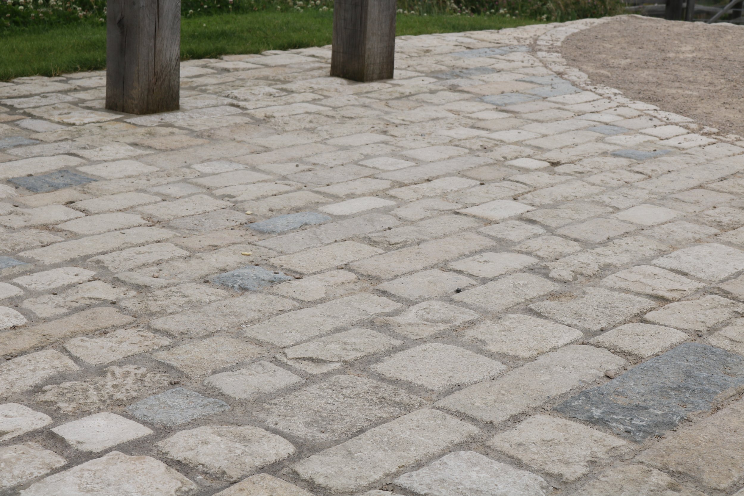 Durlstone Limestone Cobble Setts 100 x Random Lengths