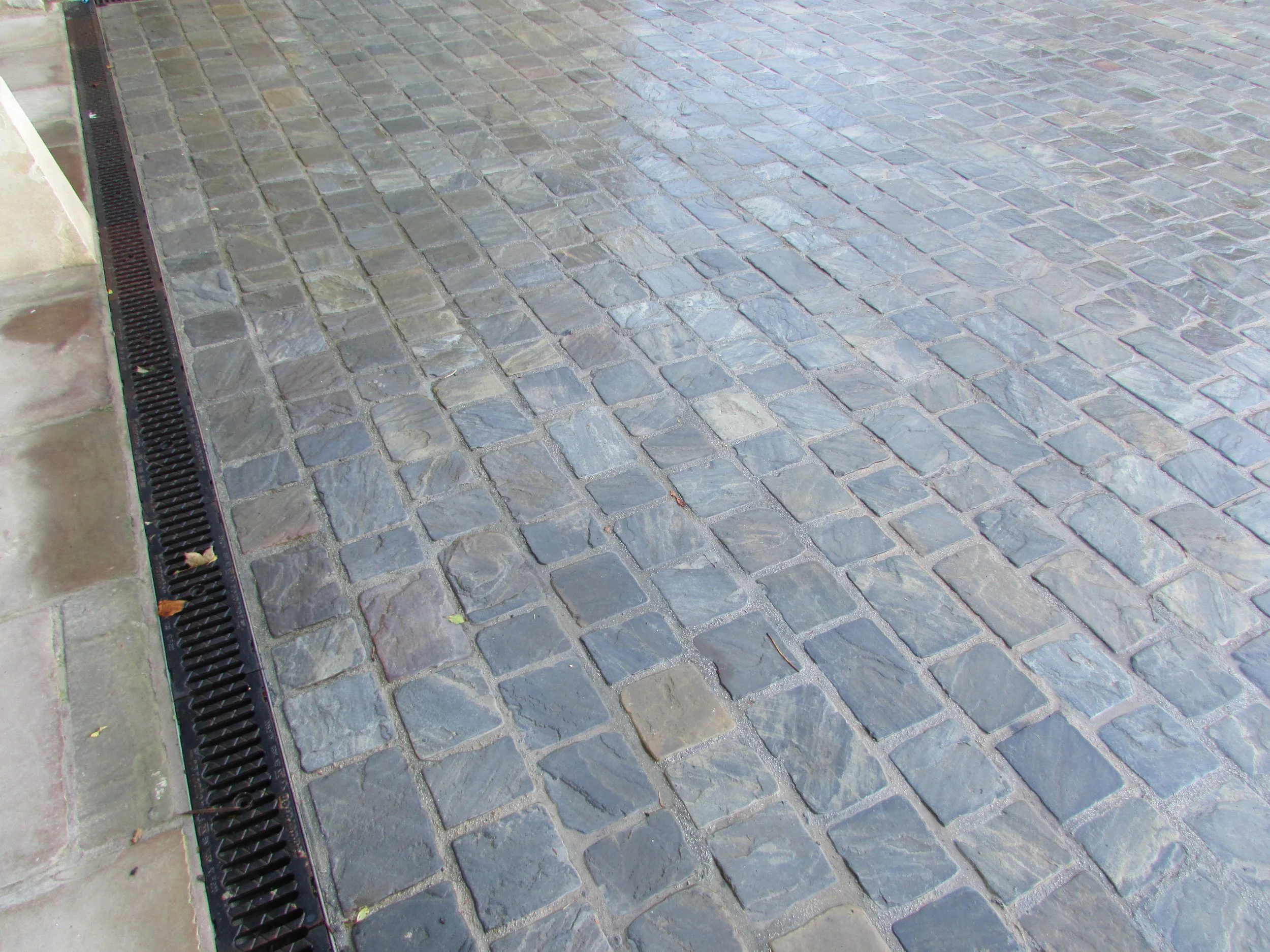 Fonte Pietra Sandstone Setts 150 x Random (4).JPG