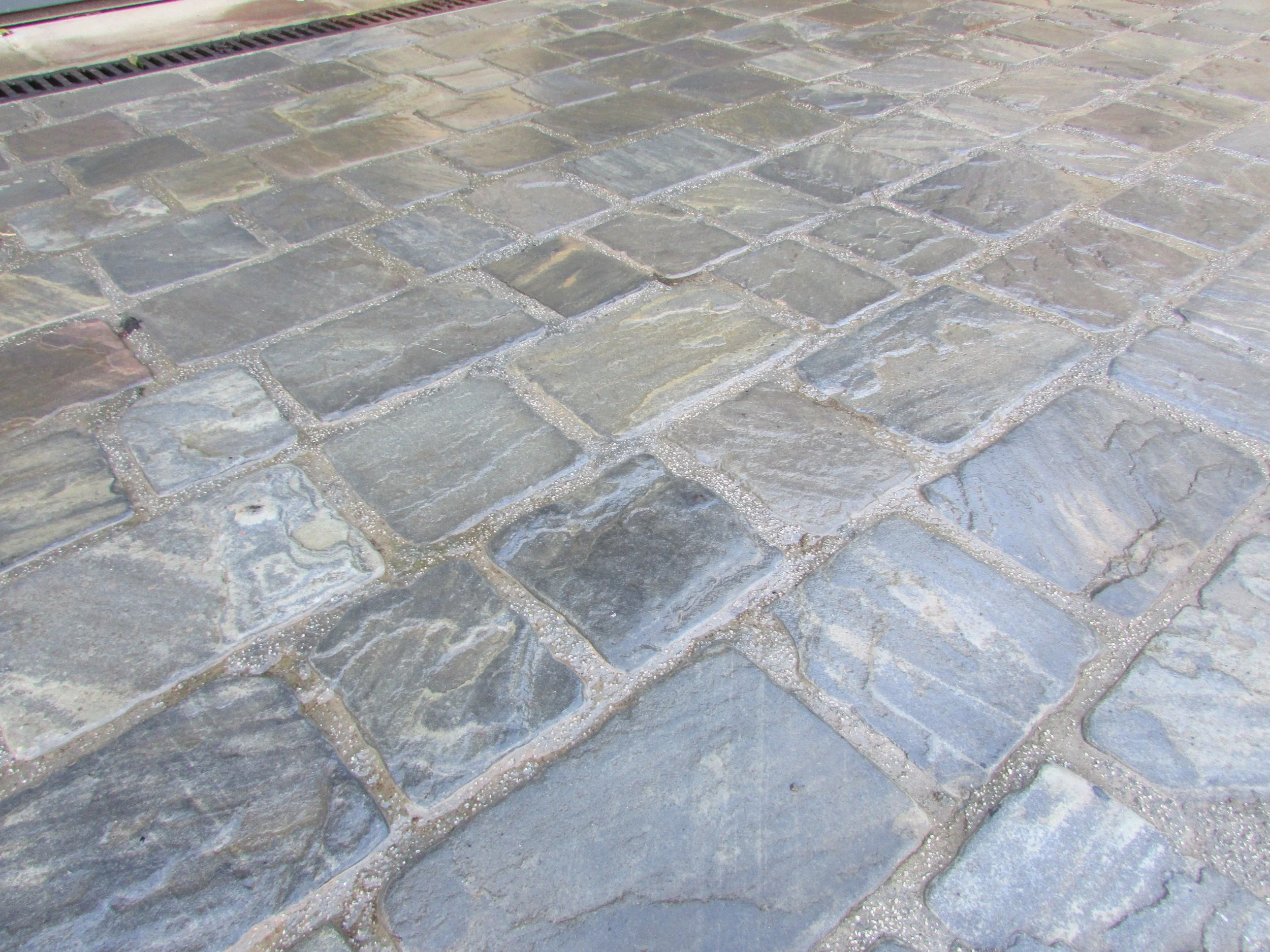 Fonte Pietra Sandstone Setts 150 x Random (1).JPG