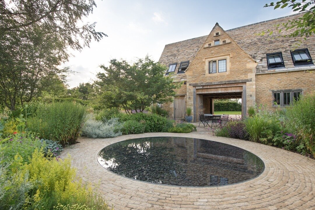 Darley Pitchers - delightfully rustic &amp; contemporary but also unique.  These versatile pitchers can create a naturally rugged inlay, borders in terraces &amp; dining areas or circular feature areas as seen here.
Designed by @marcusbarnettstudio
P