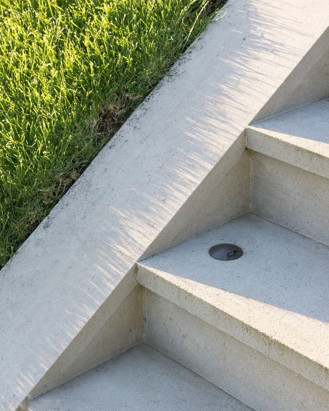 Bespoke Luciano steps 😍 With its charming consistent buff tones and great anti slip properties, Luciano is perfect for pool surrounds, patio areas and steps.
photography by @mimiconnolly_photography
build by @ryanalexanderassociates 
design by @marc