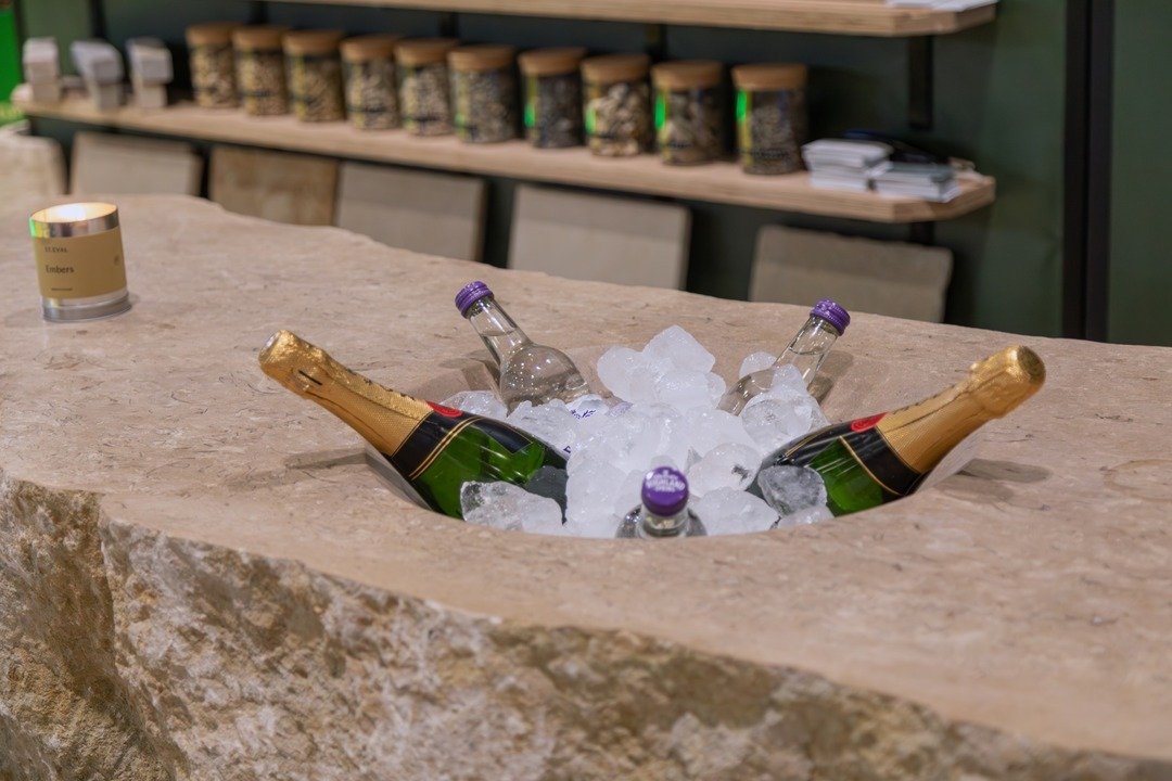 With warmer weather and lighter evenings arriving, it's the perfect time to start serving chilled champagne, beers or any drink from a natural stone bar with two huge ammonites in 😎

Allgreen. Masters In Stone.

#exteriordesign #architecture #london