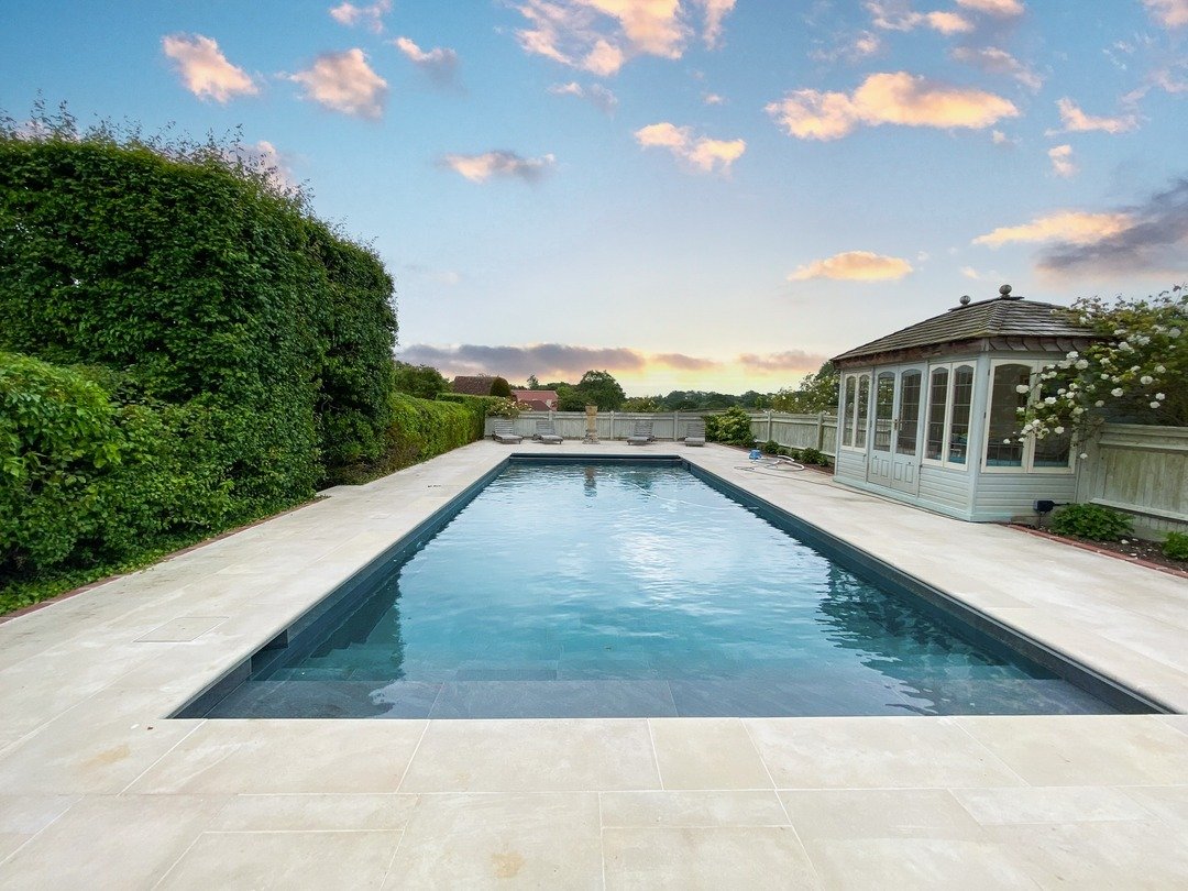 A gorgeous pool built by @fowlerswimming 🤤
The consistent buff tones and anti-slip properties of our Luciano honed paving make it a perfect option for pool surrounds. 

Allgreen. Masters In Stone.

#exteriordesign #architecture #london #exterior #de