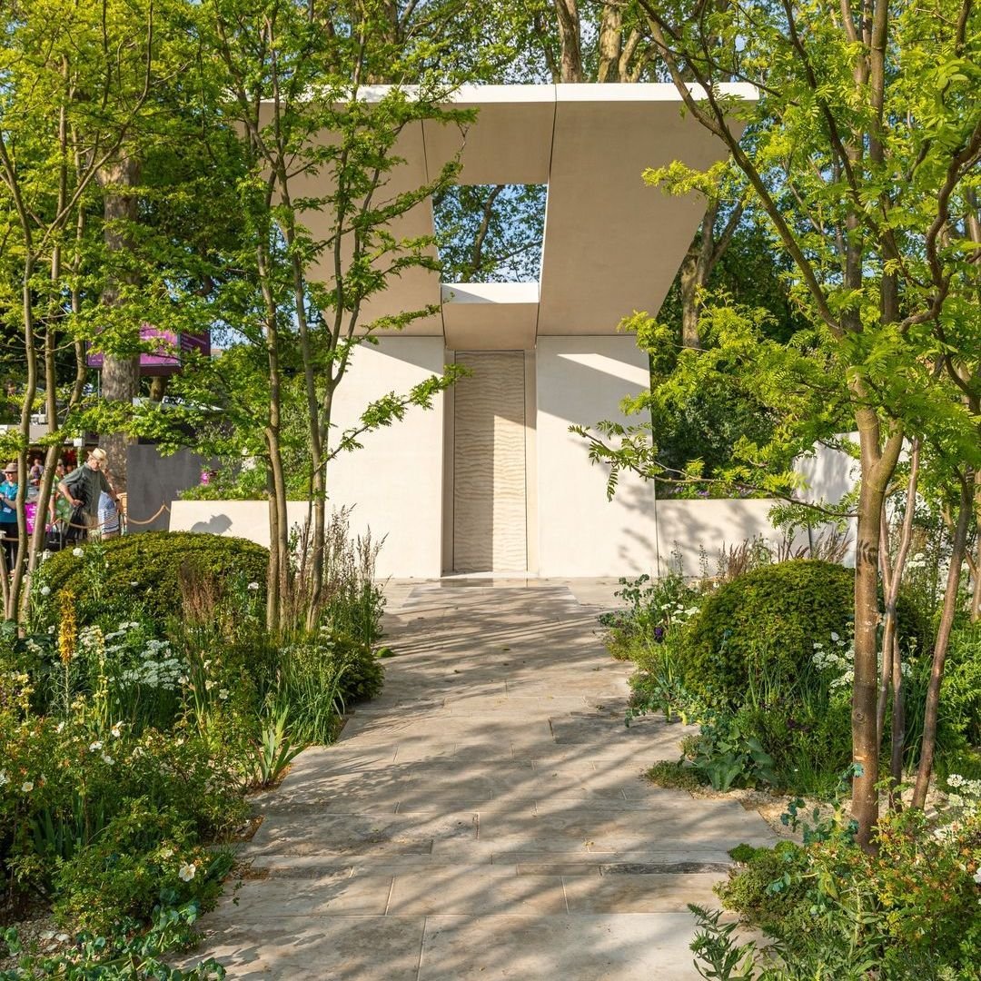 The Transcendence Garden designed by  @mcwilliamstudio and @andrewwilsonii for the 2023 Chelsea Flower Show was so beautiful; the shadows played on the paving and planting and there was the calming sound of water trickling in the background.

Here's 