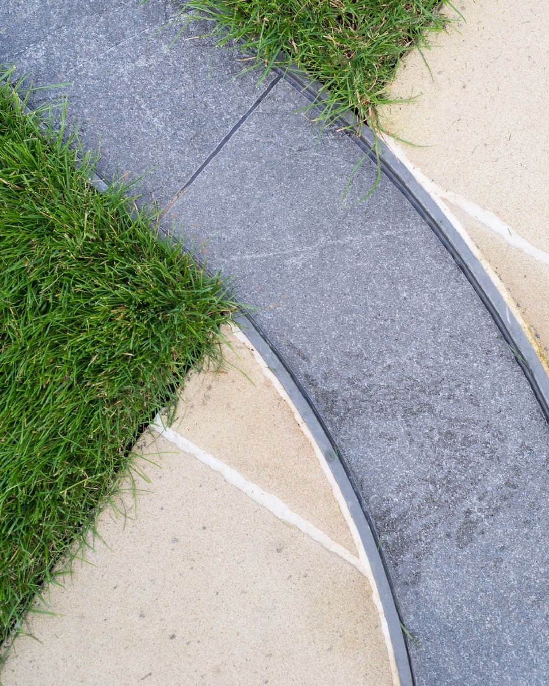 Close up photos are so satisfying but the contrasting yet complimenting tones of our golden buff Darley Worn, the lush green grass and grey blue water rill here are just 😍 
Photography by @mimiconnolly_photography
Project designed by @marcusbarnetts