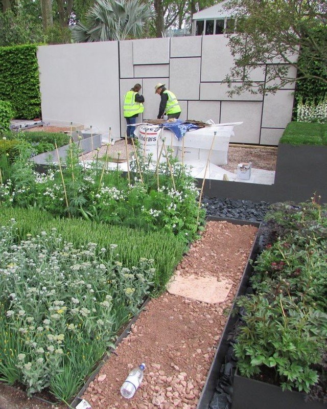 Our first Chelsea Flower Show involvement was 9 years ago! 
Back in 2015, we worked with the amazingly talented @marcusbarnettstudio to create a beautiful space incorporating our Somerset Buff Selfbinda and Bespoke Basaltite.

Check out these photos 