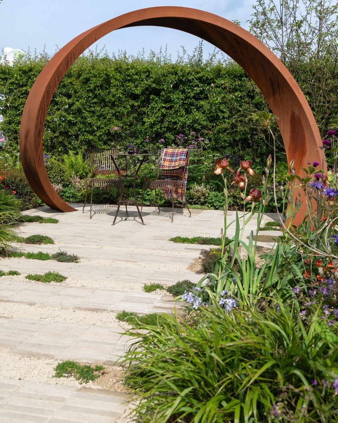 Another incredible Gold Medal winning garden from RHS Malvern Spring Festival 😍 
'It Doesn't Have To Cost The Earth' was designed to highlight the importance of soil health, biodiversity and sustainability and included our Recycled Bespoke Harewood 